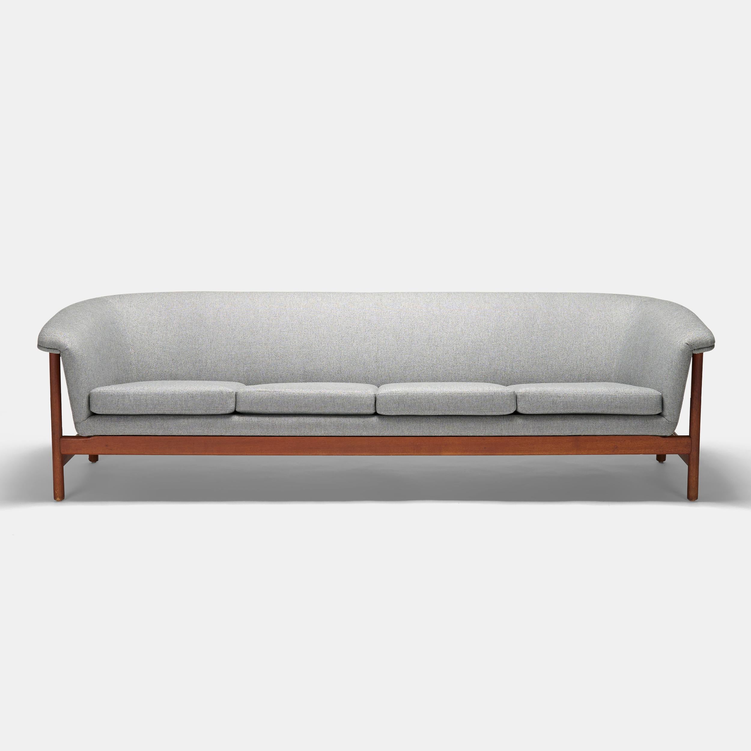Divano scultoreo a quattro posti di Westnofa, Norvegia, circa 1965.

Materiali: teak, tappezzeria

Dimensioni: 24 1/2