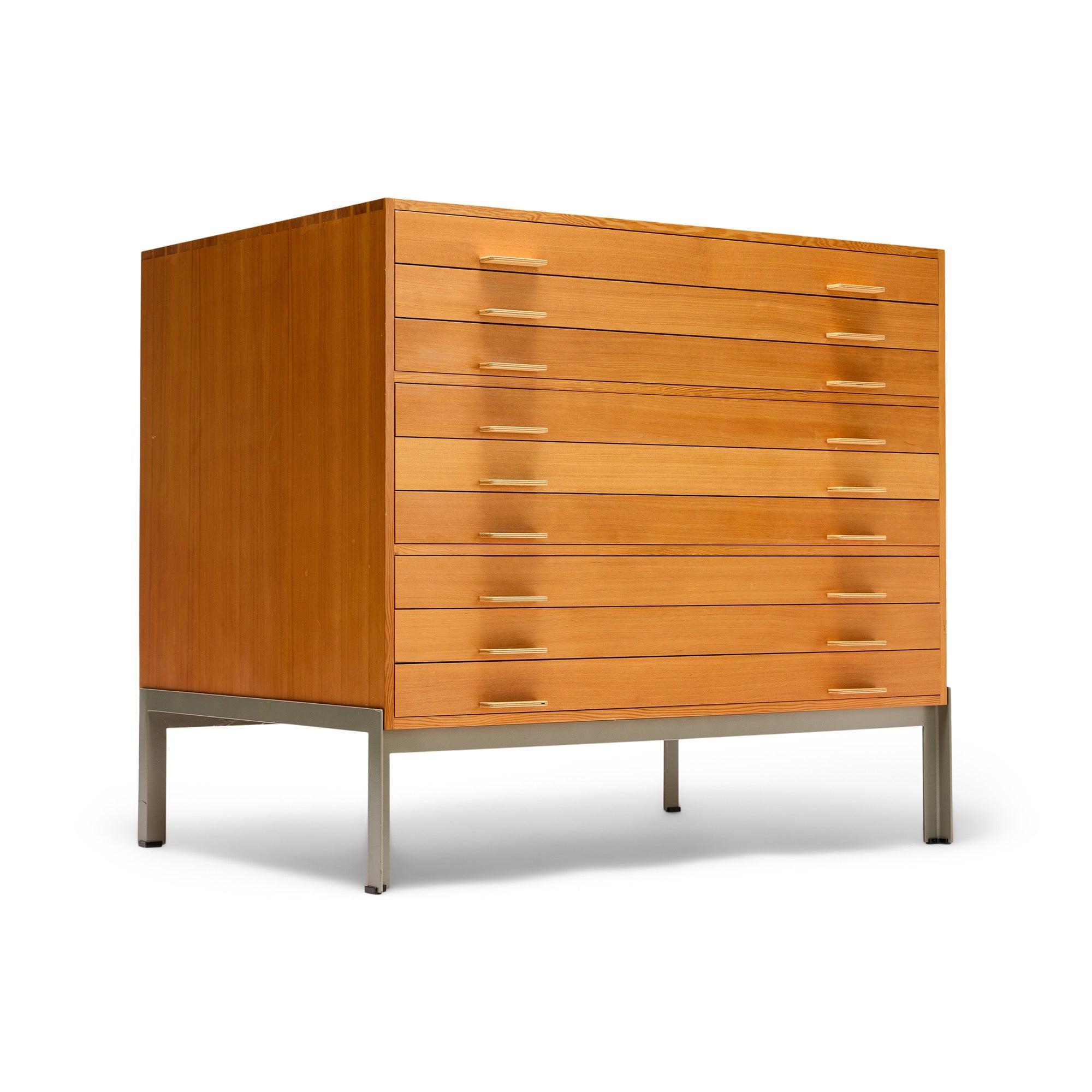 Ein tadellos detailliert und konstruiert Multi-Schublade Quartal gesägt Oregon Kiefer flachen Datei Schrank mit neun (9) Schubladen mit Birke Schublade Böden, die die Schublade zieht, montiert auf einem Winkel Stahlbasis.
