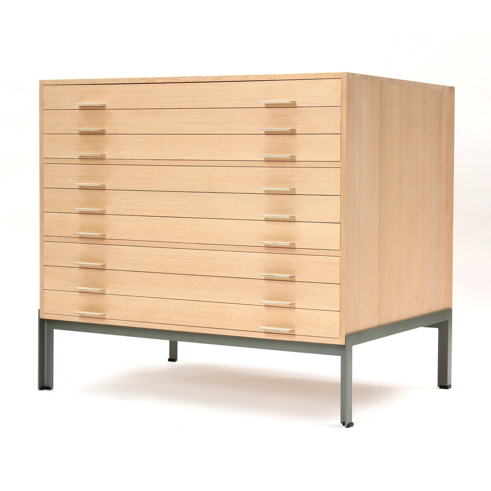 Ein tadellos detailliert und konstruiert Multi-Schublade Quartal gesägt Oregon Kiefer flachen Datei Schrank mit neun (9) Schubladen mit Birke Schublade Böden, die die Schublade zieht, montiert auf einem Winkel Stahlbasis.
