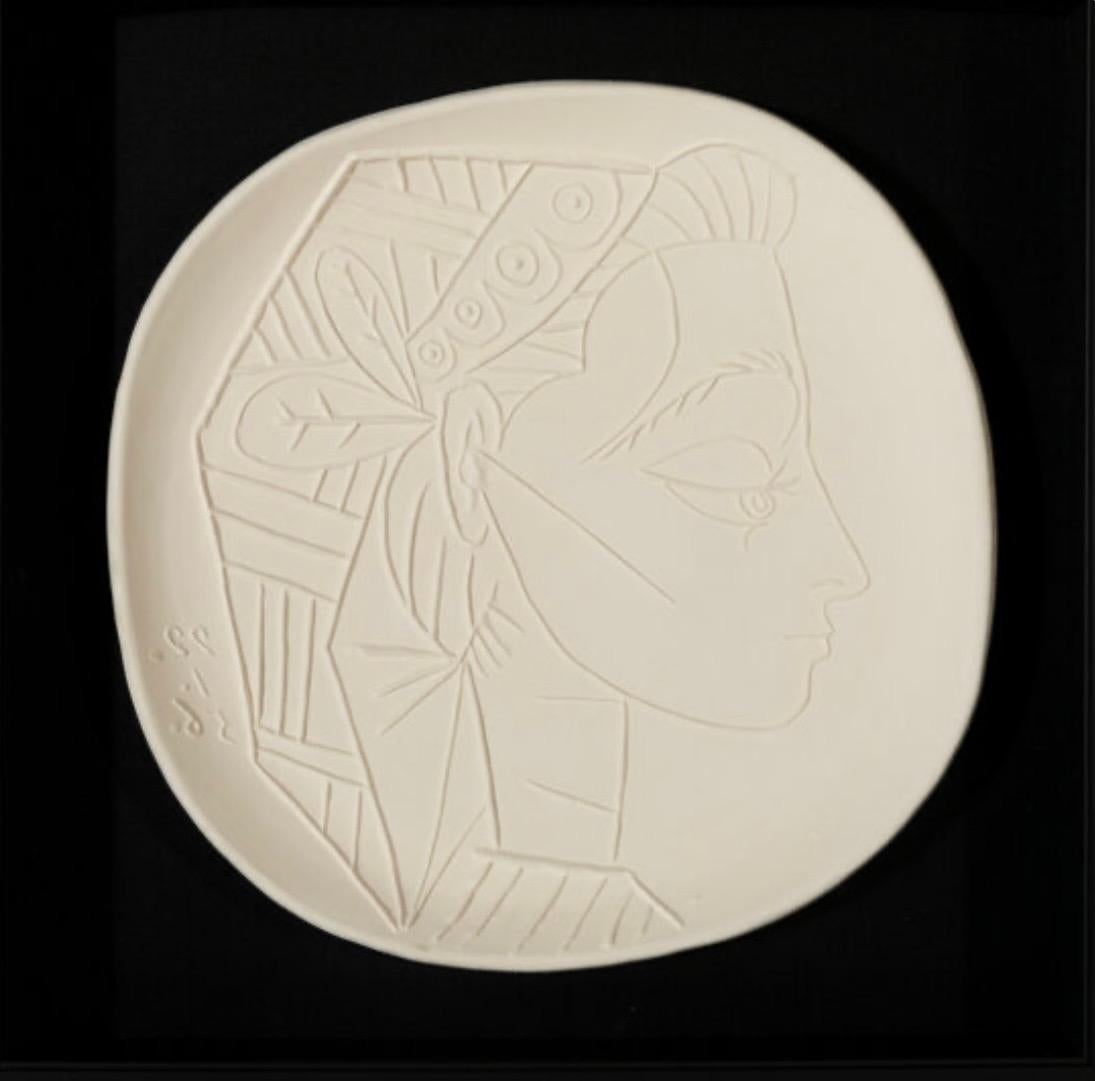 Pablo Picasso’s Profil de Jacqueline (AR 309) is a striking example of the artist’s mastery of ceramic art, blending form and portraiture into a singular, elegant expression. Produced in 1956 at the Madoura pottery studio, this plate reflects