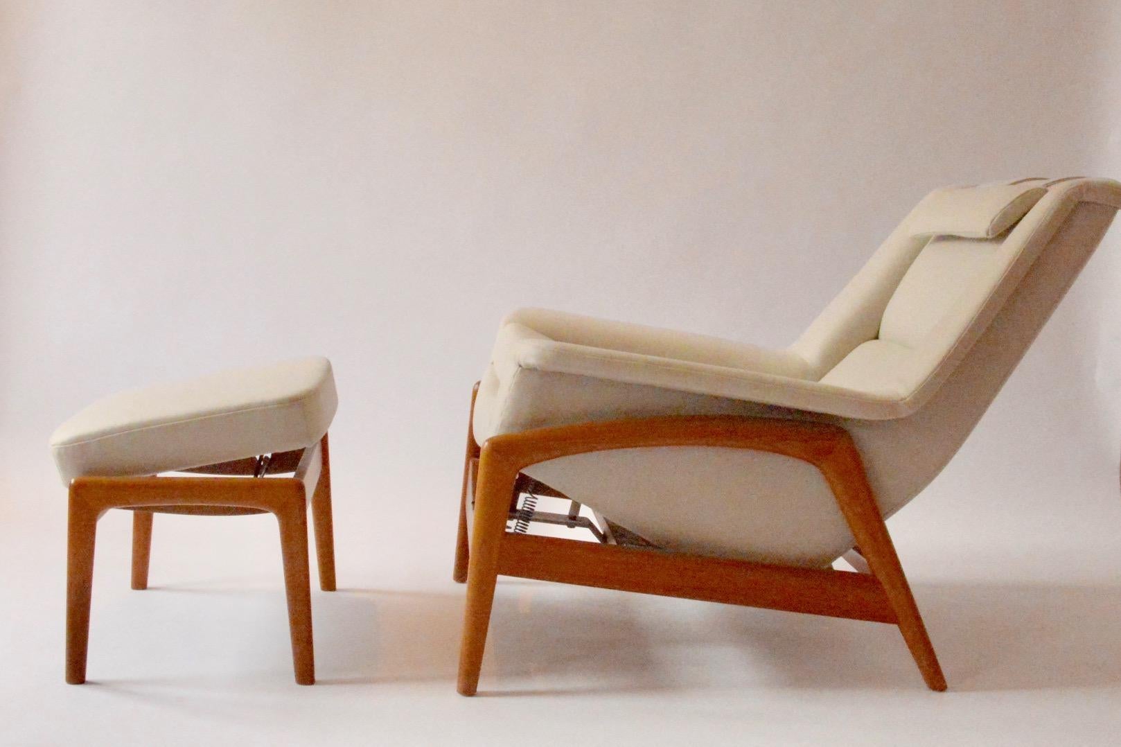 The profile easy chair by Folks Olsson is newly reupholstered with finest wool fabric, the wooden frame is of massive teak. It is manufactured by DUX, Sweden in the 1960s.

The design of the chair is extremely elegant and well-proportioned