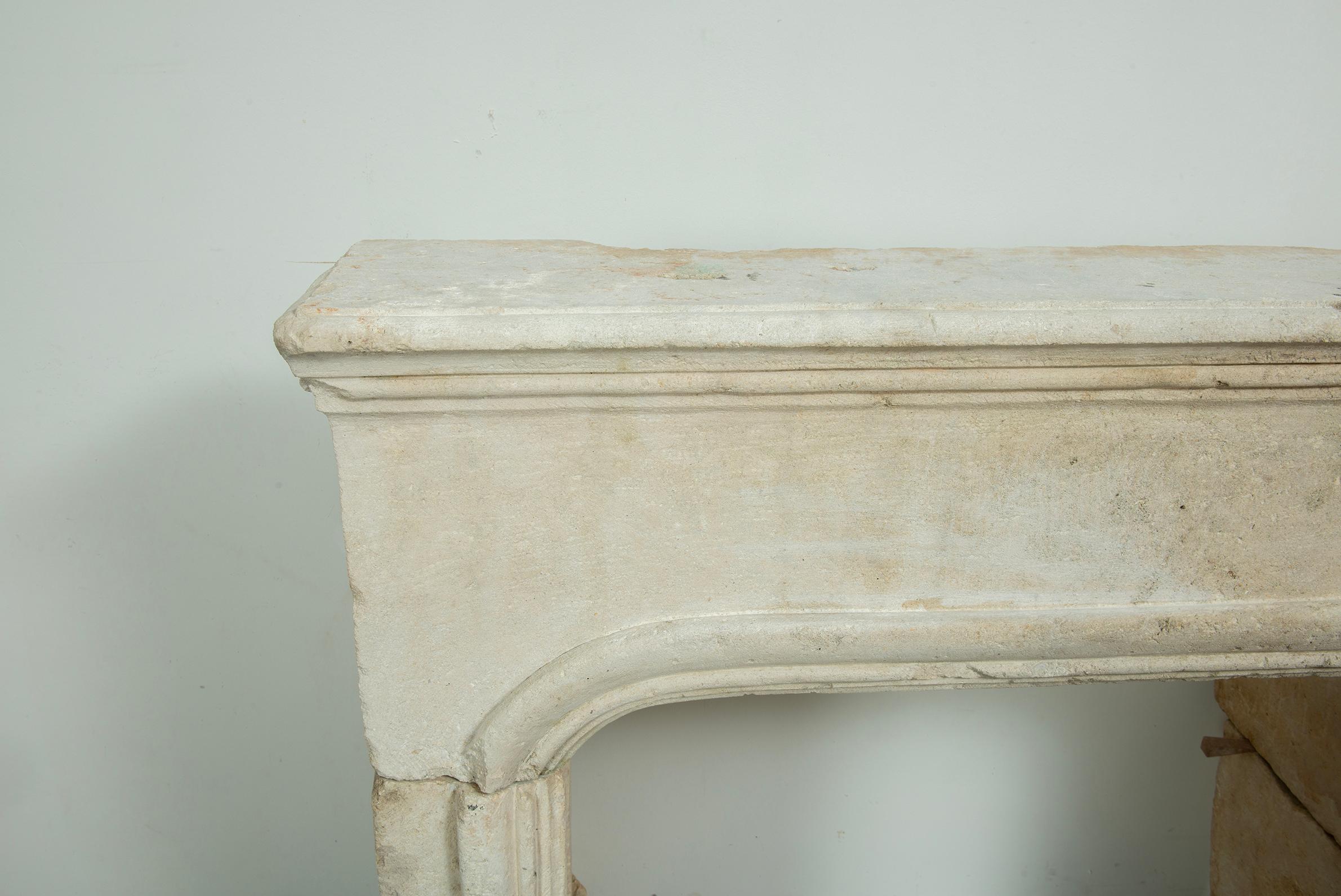 Chimenea de piedra caliza perfilada Antique French en venta 3