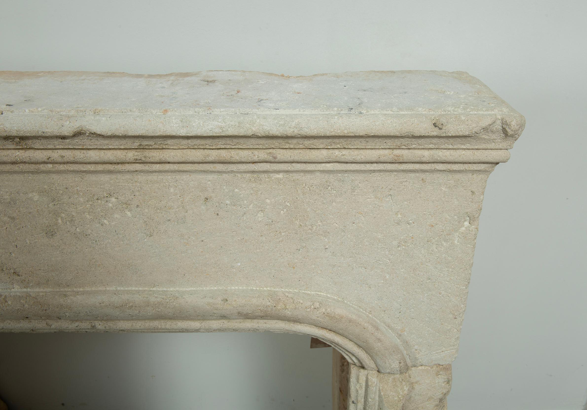 Chimenea de piedra caliza perfilada Antique French en venta 4