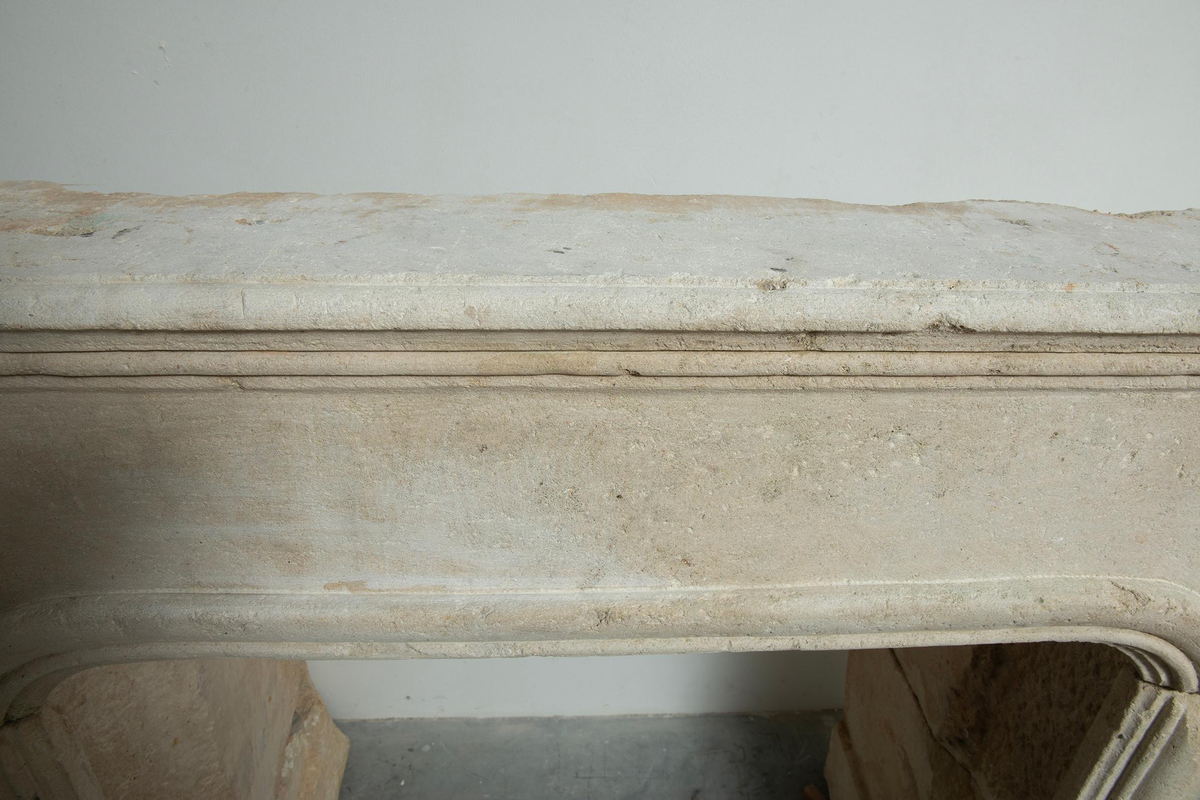 Chimenea de piedra caliza perfilada Antique French en venta 5