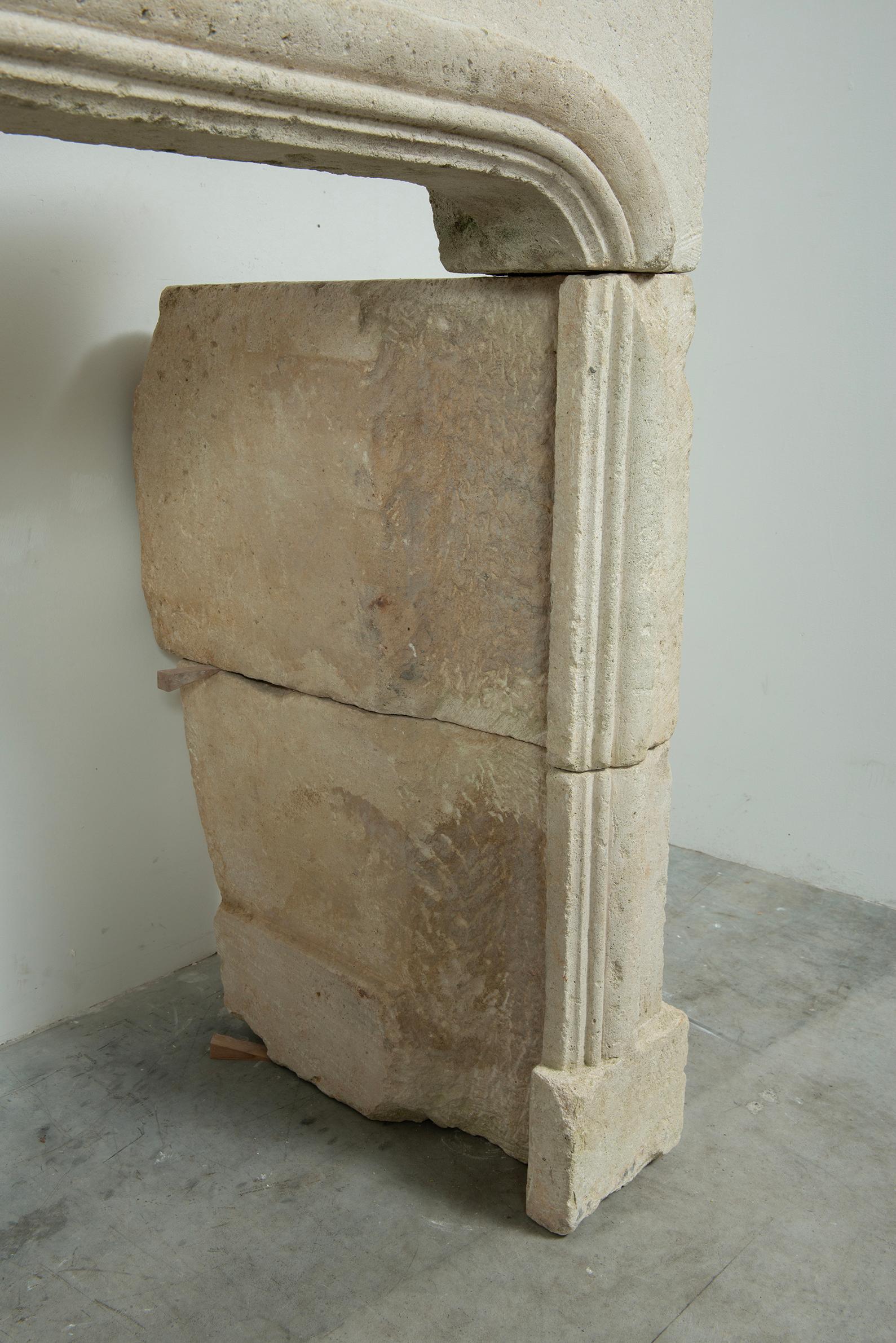 Chimenea de piedra caliza perfilada Antique French en venta 9