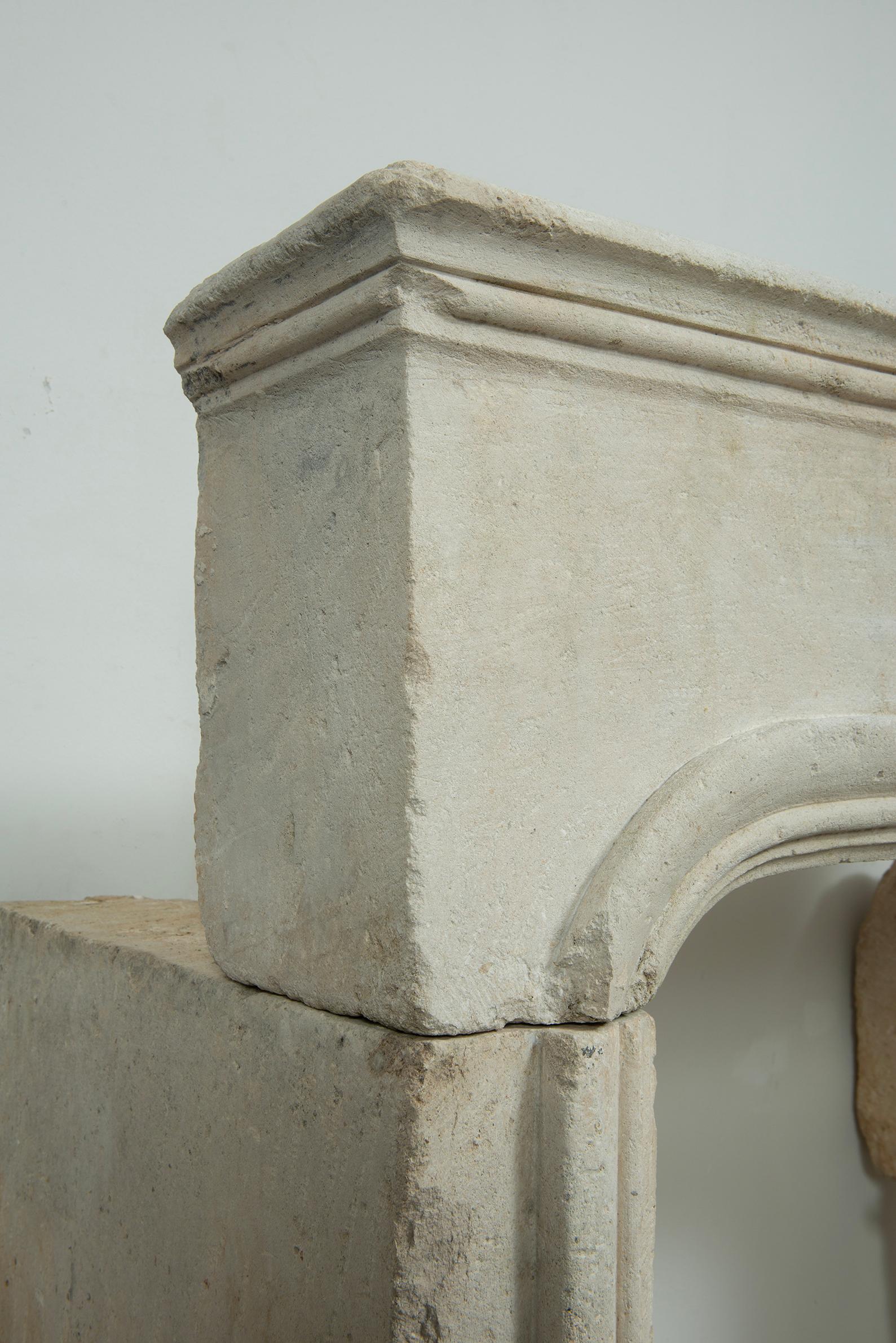 Chimenea de piedra caliza perfilada Antique French en venta 10
