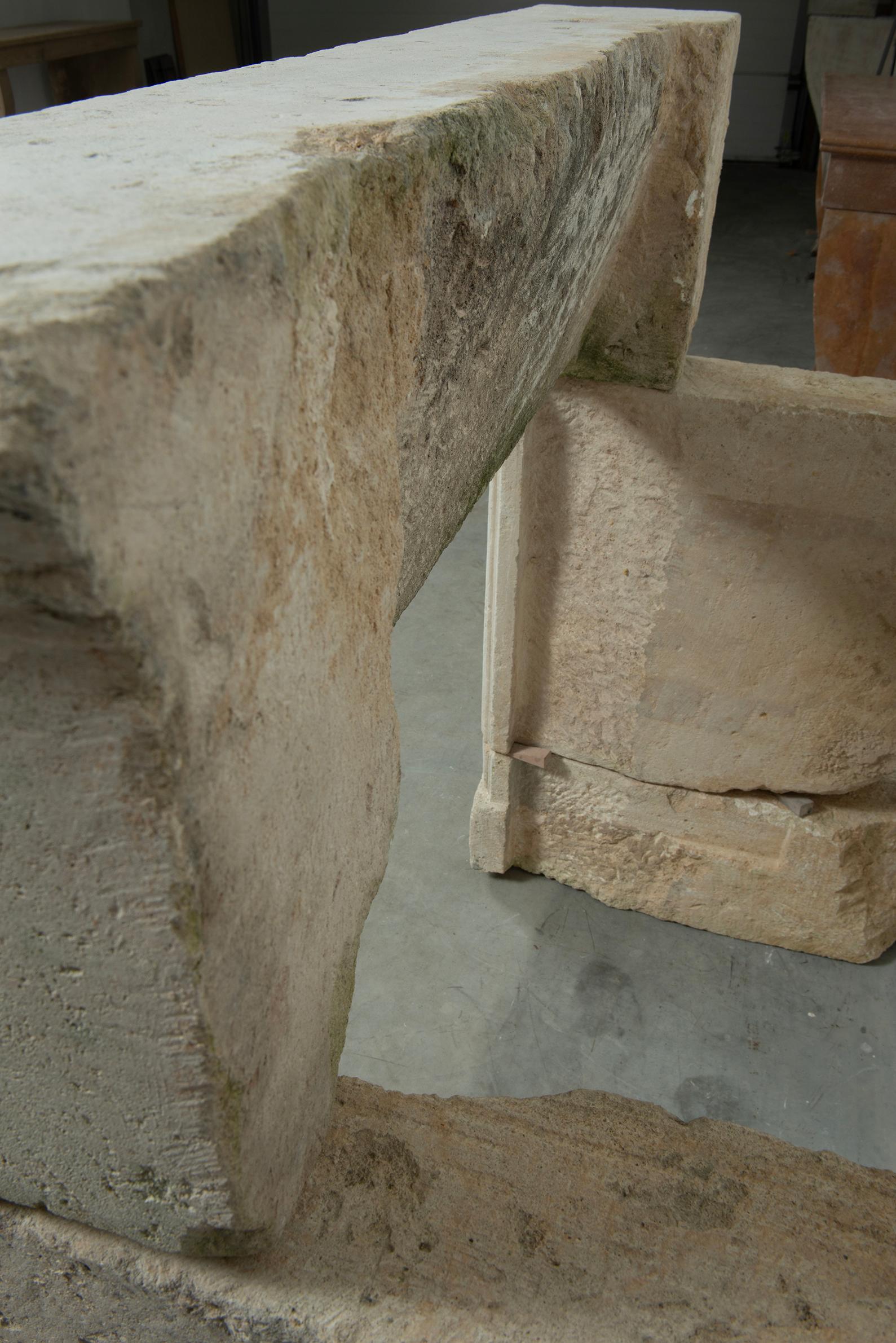 Chimenea de piedra caliza perfilada Antique French en venta 12