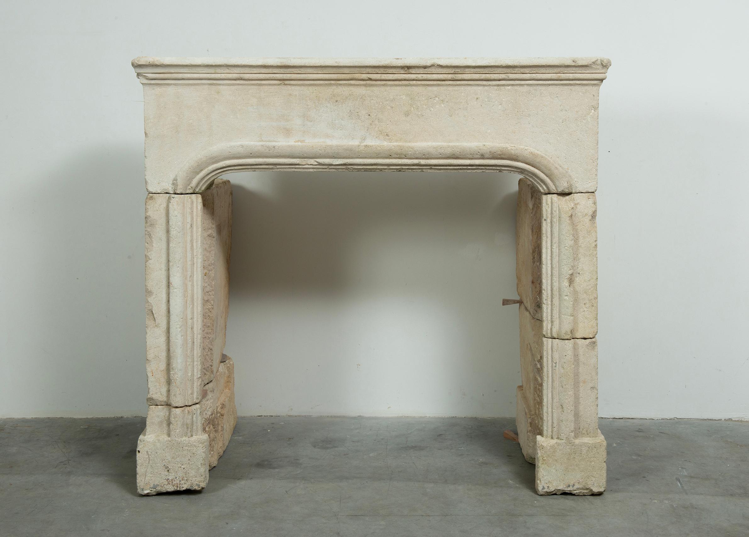 Repisa de chimenea perfilada de piedra caliza Antique French.

Esta exquisita repisa de chimenea de piedra caliza francesa antigua encarna el encanto rústico y la elegancia atemporal, procedente de la pintoresca campiña de Francia. 
Su diseño