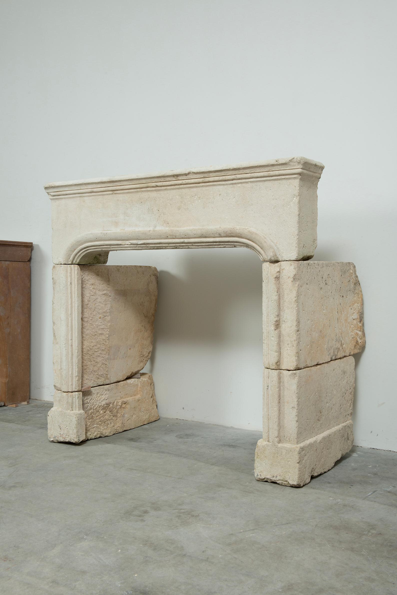 Chimenea de piedra caliza perfilada Antique French Luis XIV en venta