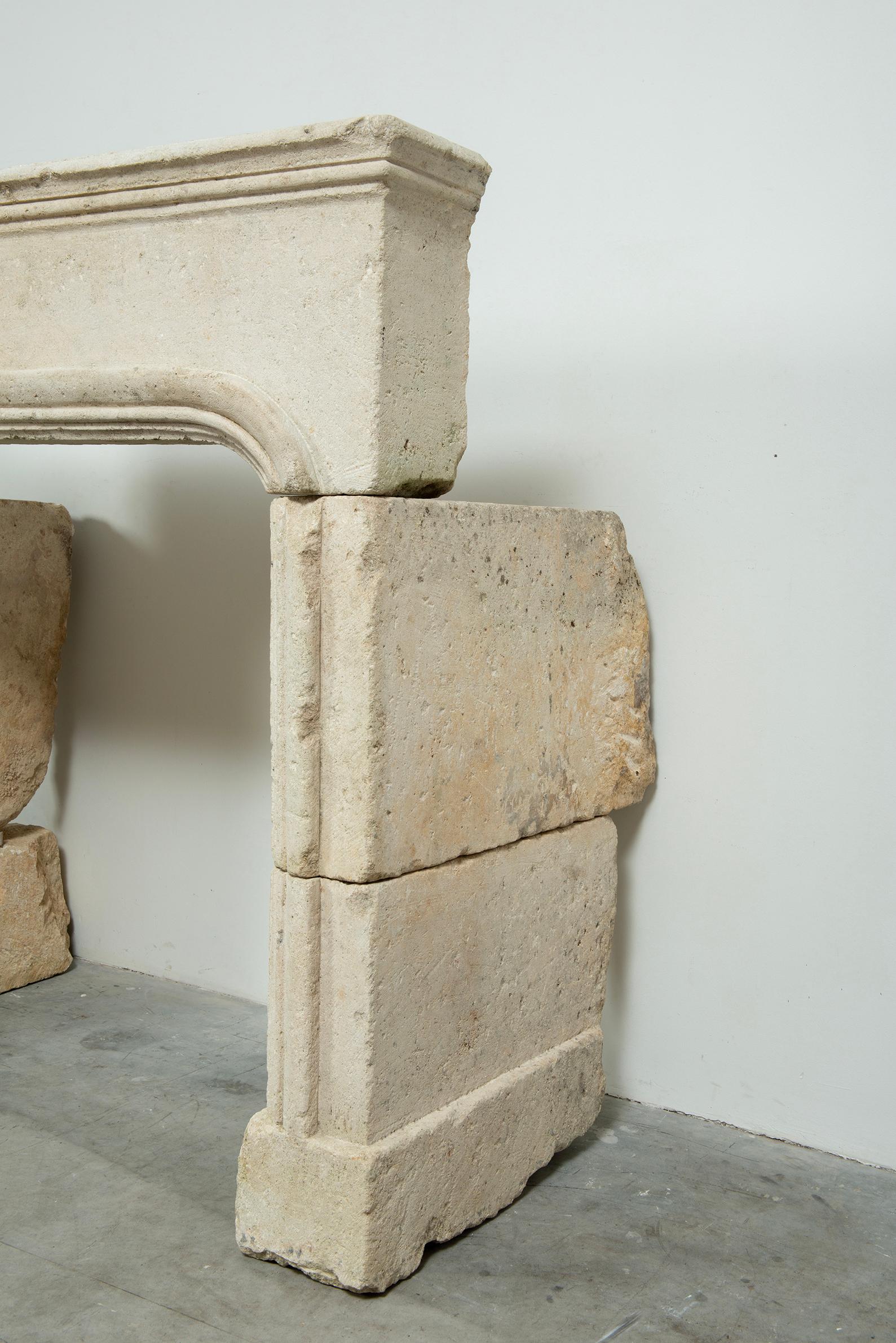 Chimenea de piedra caliza perfilada Antique French Francés en venta