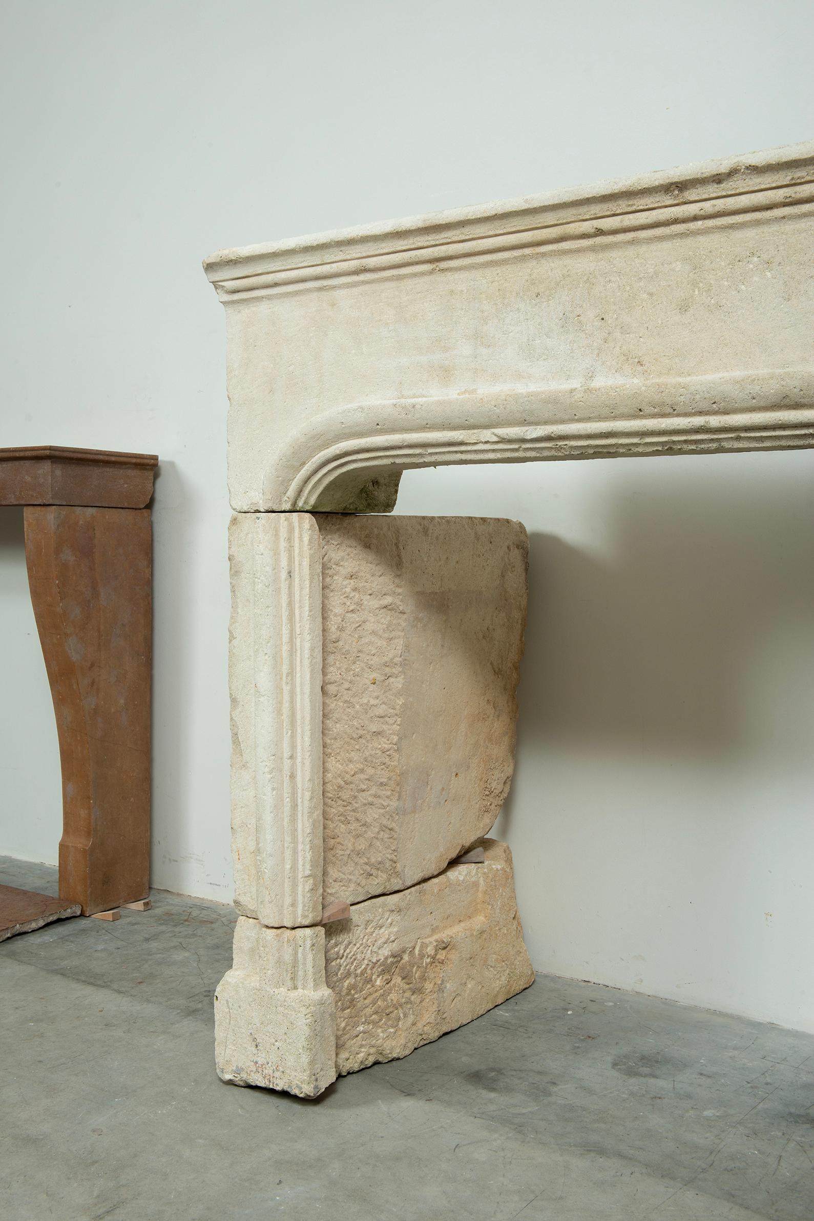Chimenea de piedra caliza perfilada Antique French en Bastante bueno estado para la venta en Haarlem, Noord-Holland