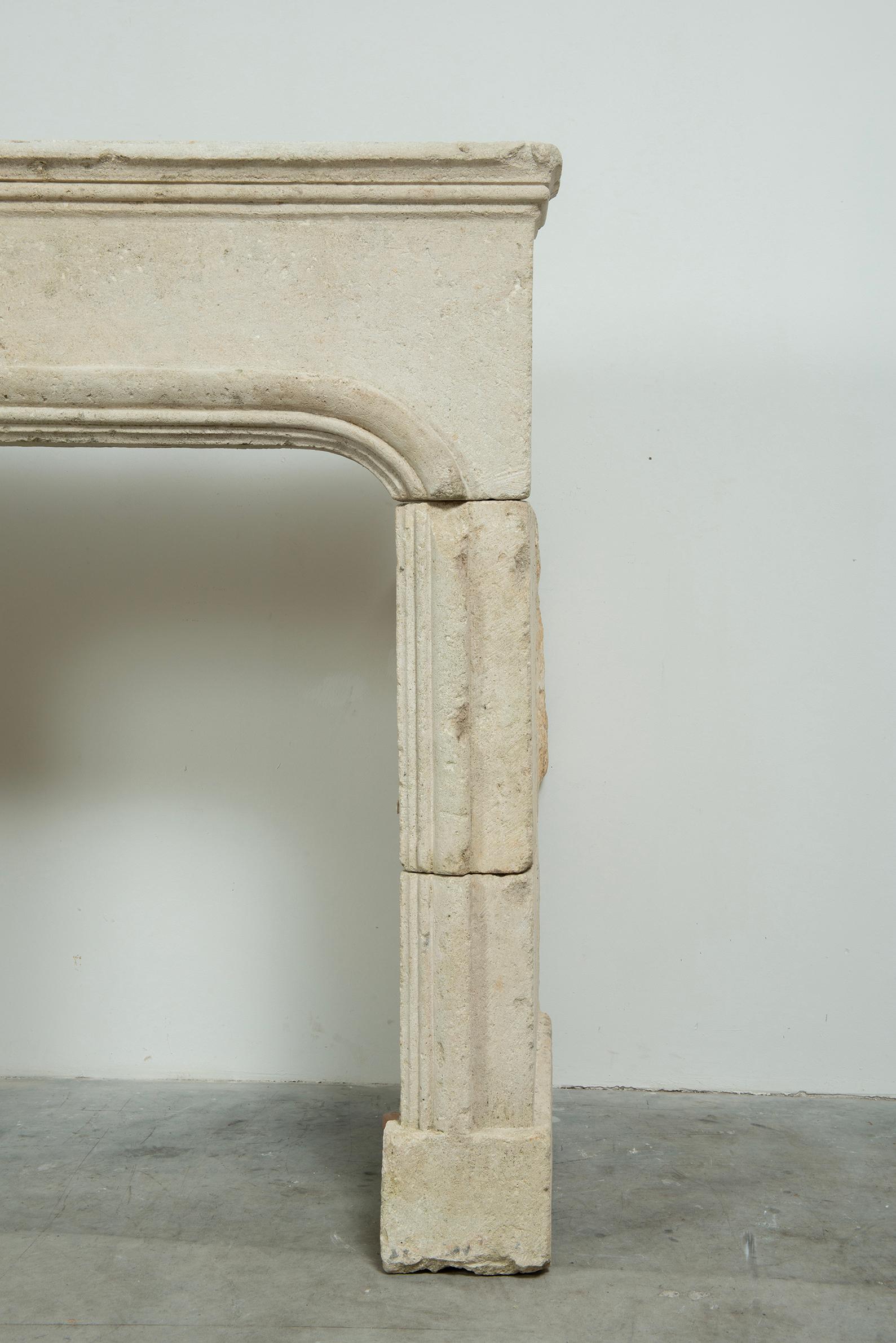 Chimenea de piedra caliza perfilada Antique French siglo XVIII y antes en venta