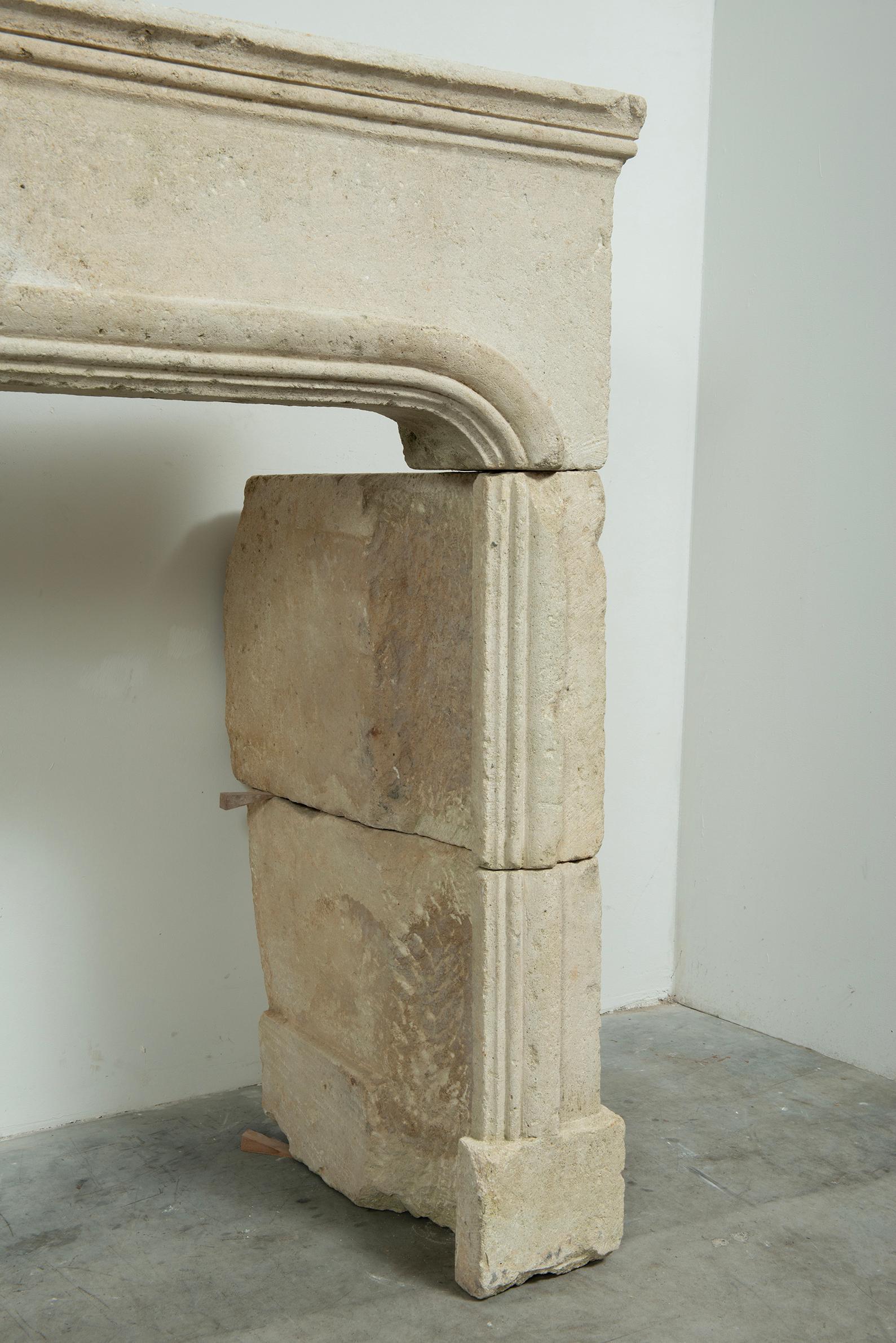 Chimenea de piedra caliza perfilada Antique French Caliza en venta