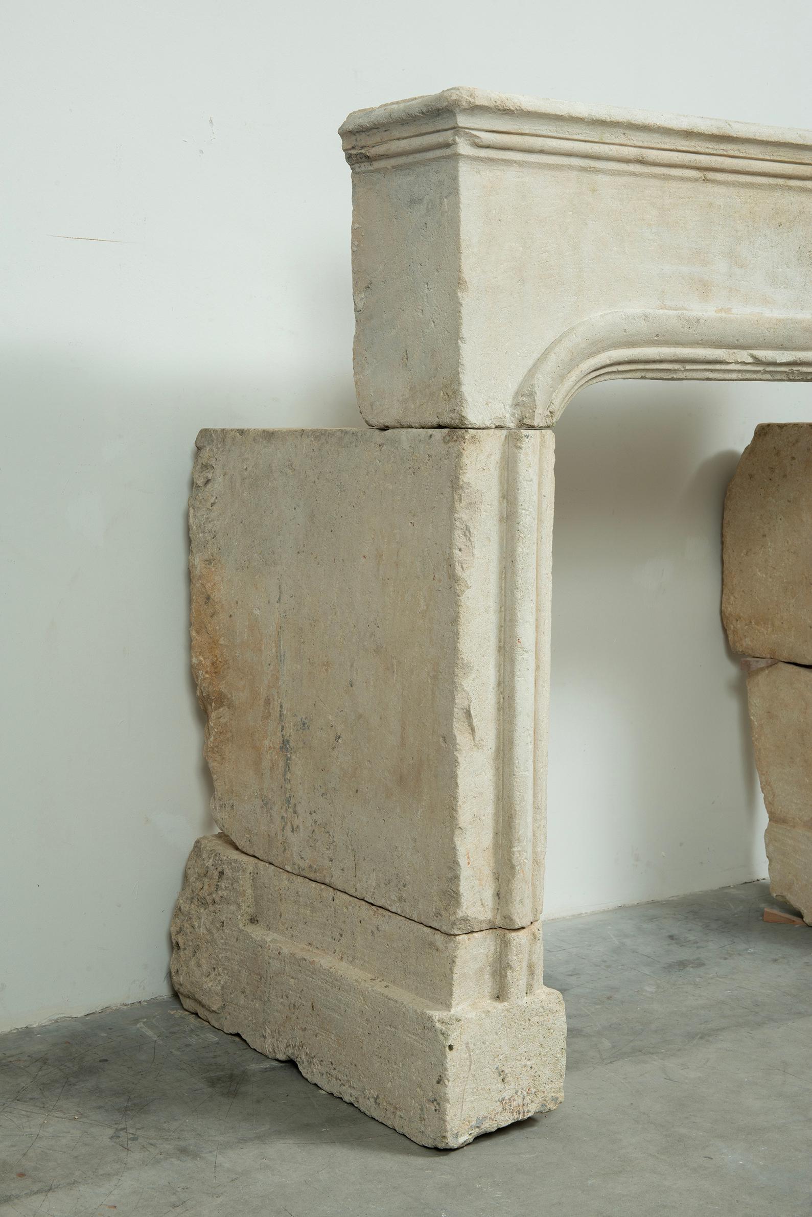 Chimenea de piedra caliza perfilada Antique French en venta 1