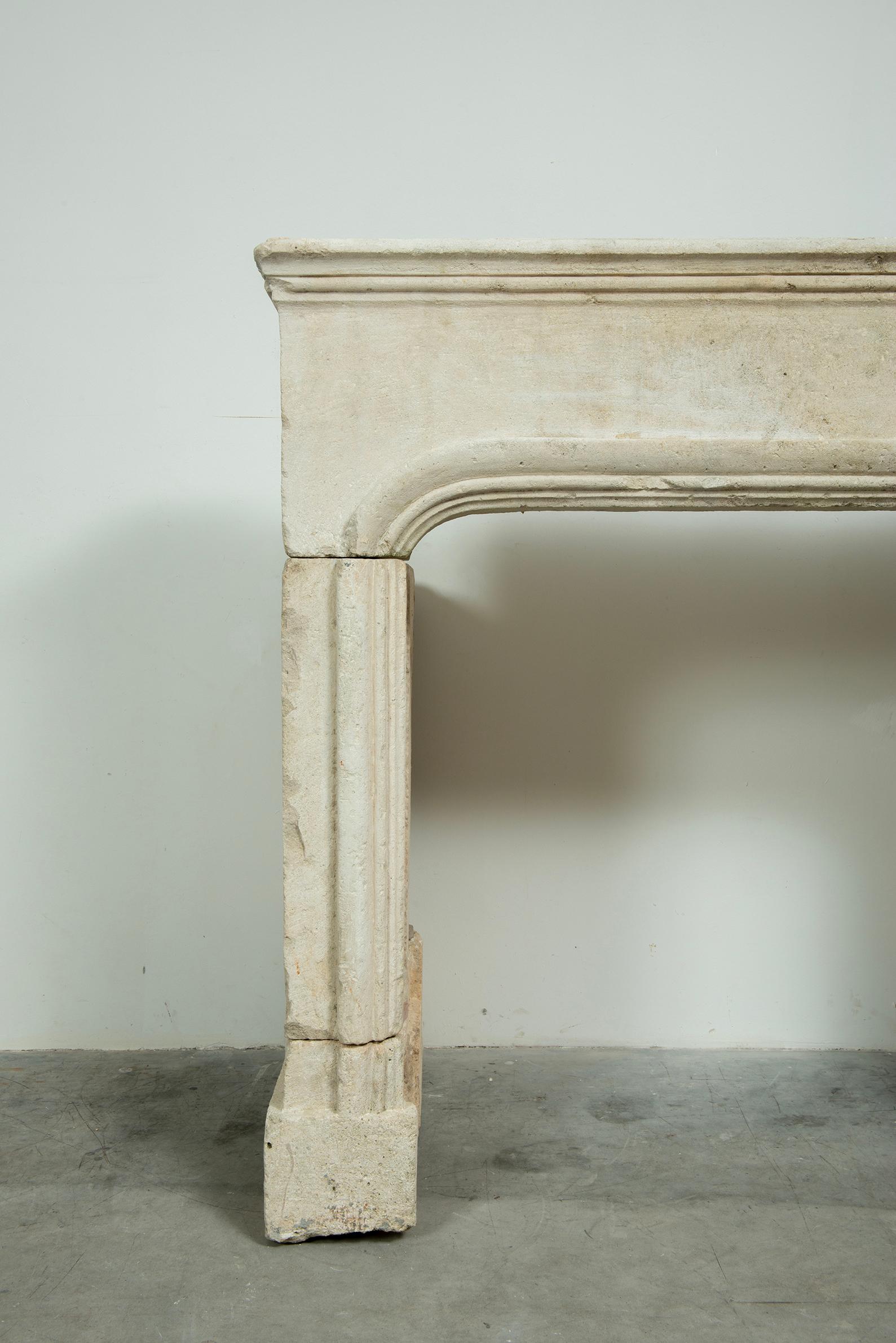 Chimenea de piedra caliza perfilada Antique French en venta 2
