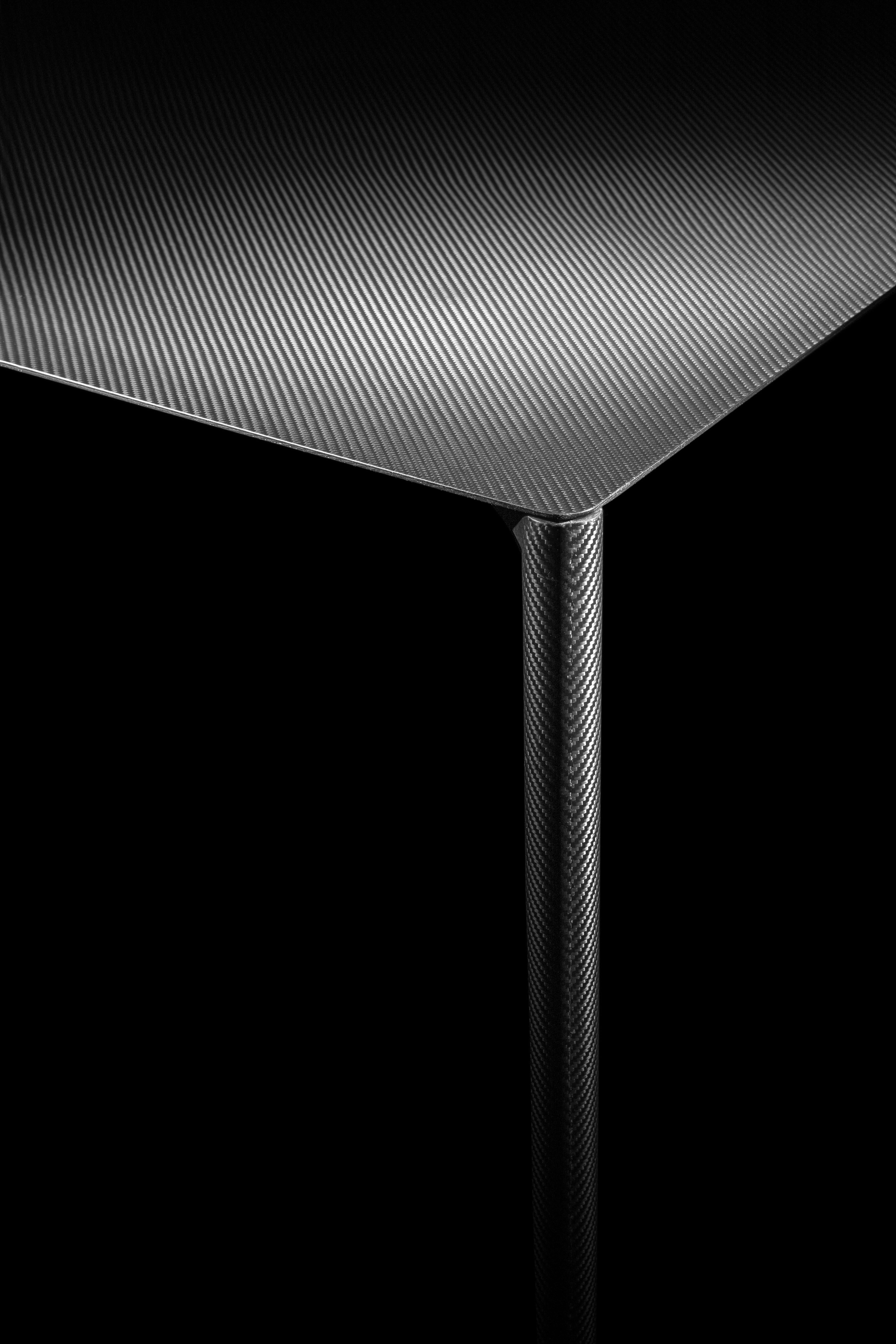 Profilo Table, Tavolo in fibra di carbonio dal design moderno, Made in Italy In condizioni Nuovo in vendita a Barlassina, IT