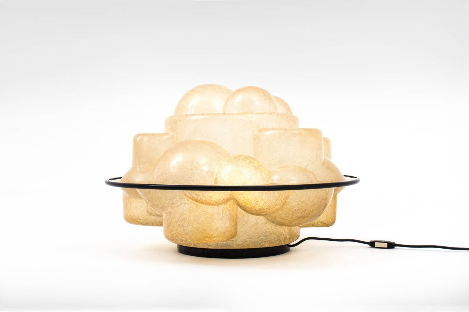 Profiterole lamp by Sergio Asti for Martinelli Luce, Italy, 1968. Very distinctive design made out of fiberglass with a beautiful warm golden honey color when lit.
The name 'Profiterole' refers to puffy voluptuous shape. Provided with one E-27
