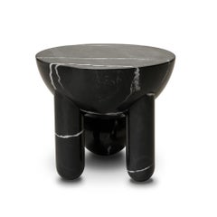 Tavolino scultoreo Profiterole in marmo nero di Lara Bohinc
