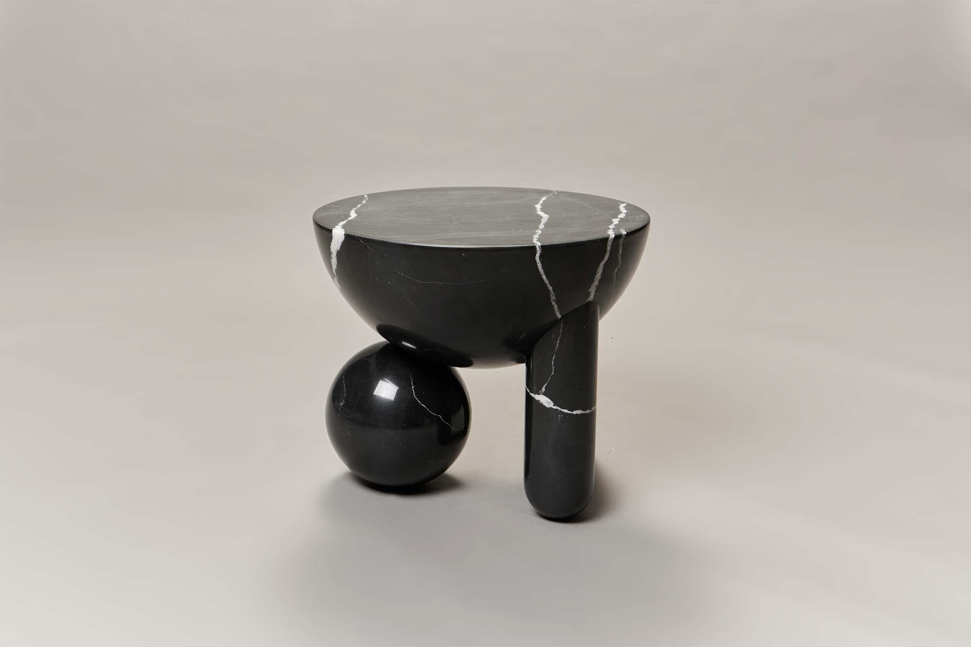 Moderne Petite table basse sculpturale Profiterole en marbre noir par Lara Bohinc en vente