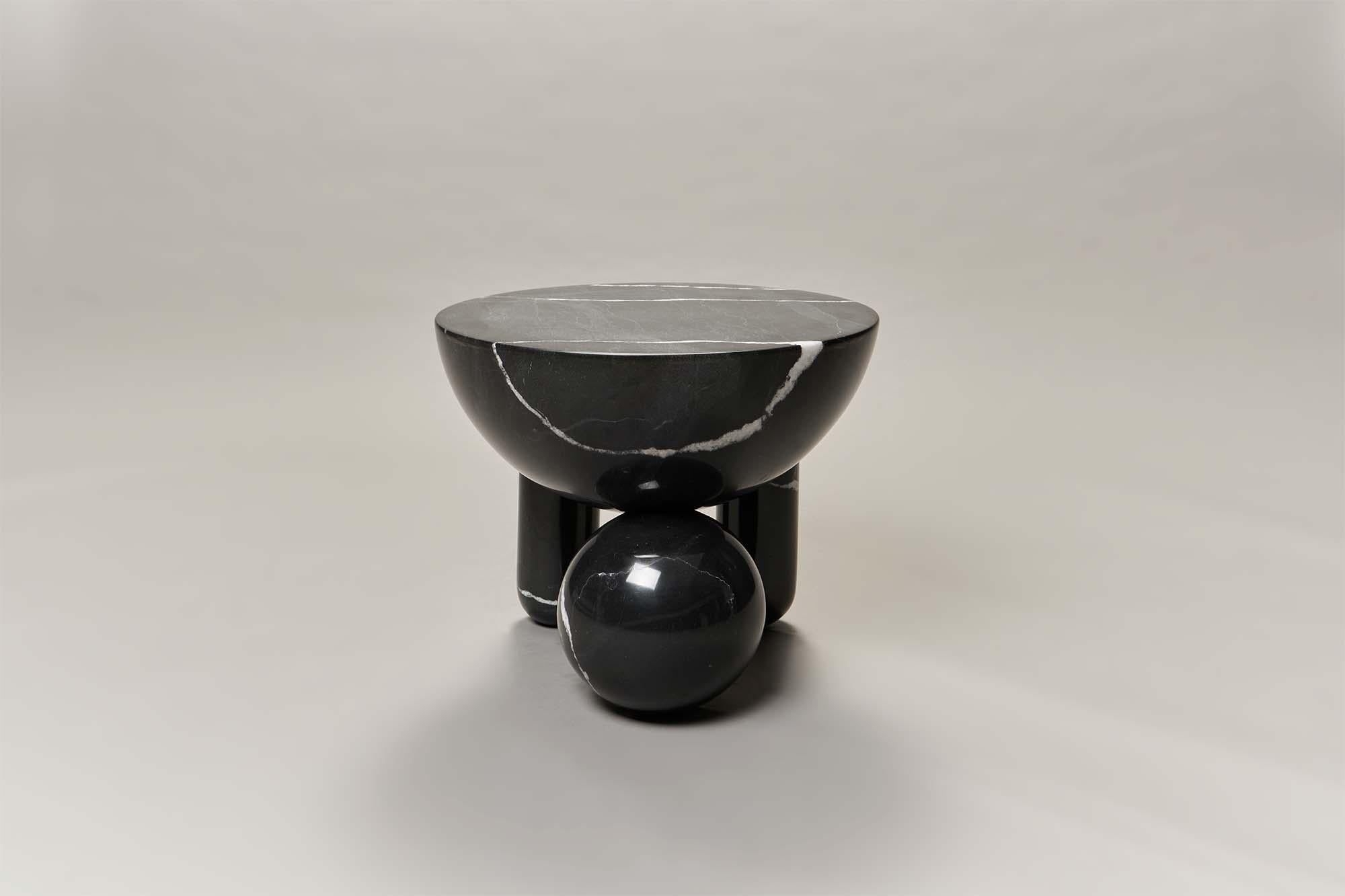 Portugais Petite table basse sculpturale Profiterole en marbre noir par Lara Bohinc en vente