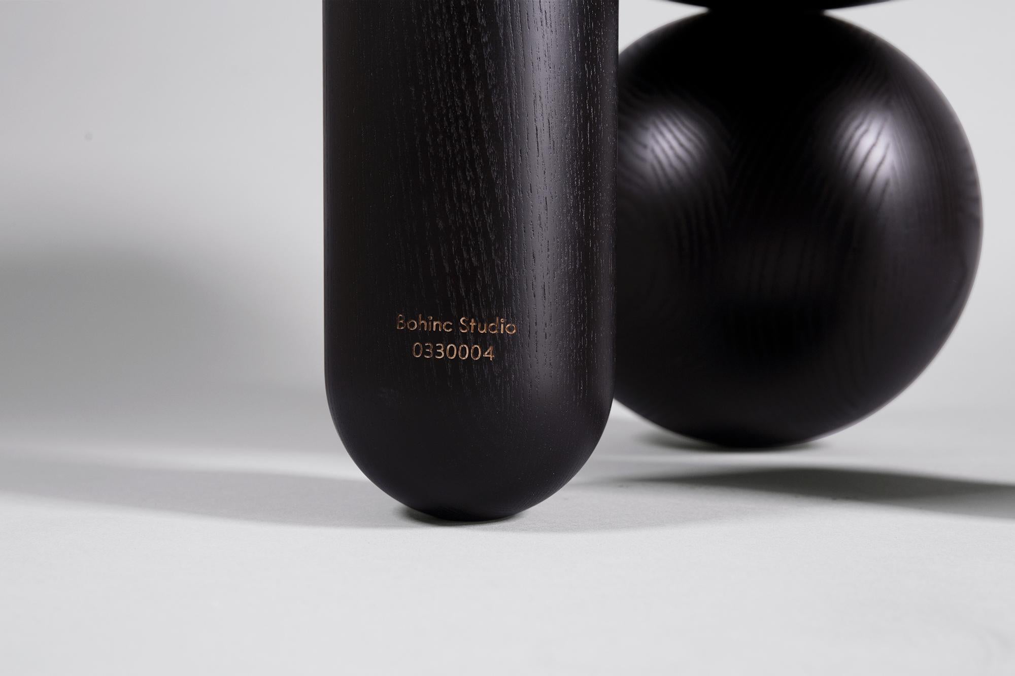 Petite table basse Profiterole par LARA Bohinc en bois teinté noir Neuf - En vente à Holland, AMSTERDAM
