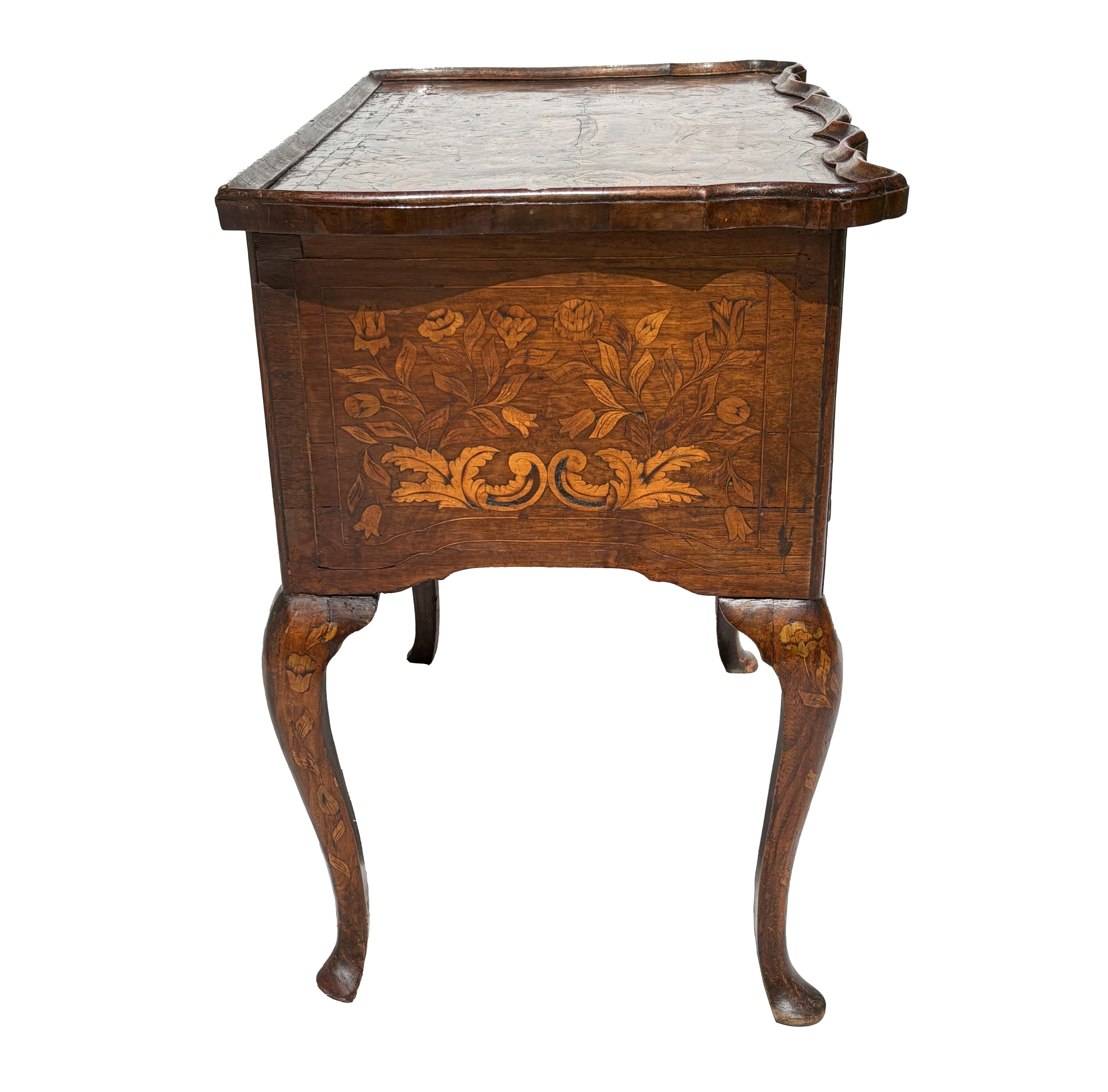 Tocador/bajera de marquetería estilo Queen Anne con profusas incrustaciones del siglo XIX holandés Holandés en venta