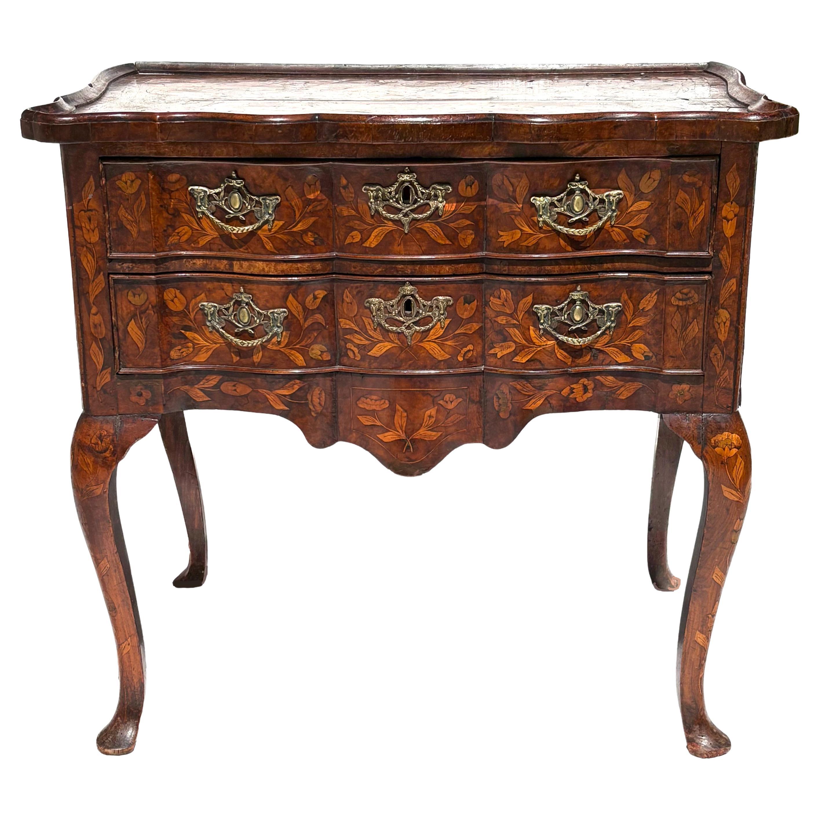 Tocador/bajera de marquetería estilo Queen Anne con profusas incrustaciones del siglo XIX holandés en venta