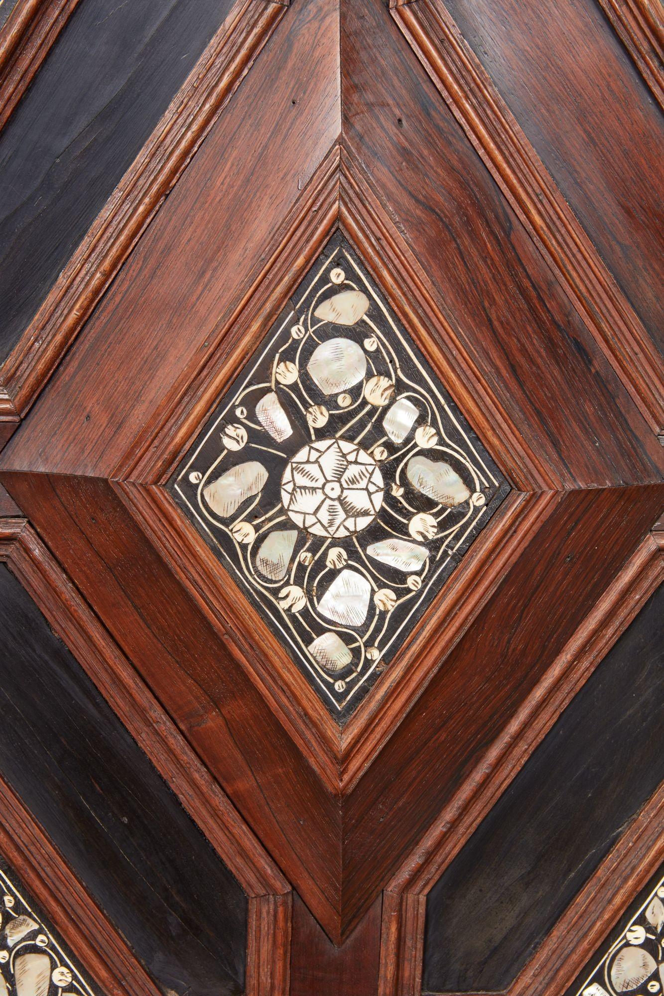 Gabinetto di Charles II intarsiato a profusione In condizioni buone in vendita a Greenwich, CT