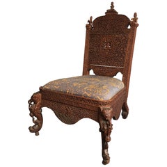 Chaise basse d'appoint en palissandre indien sculpté et abondamment percé, vers 1880