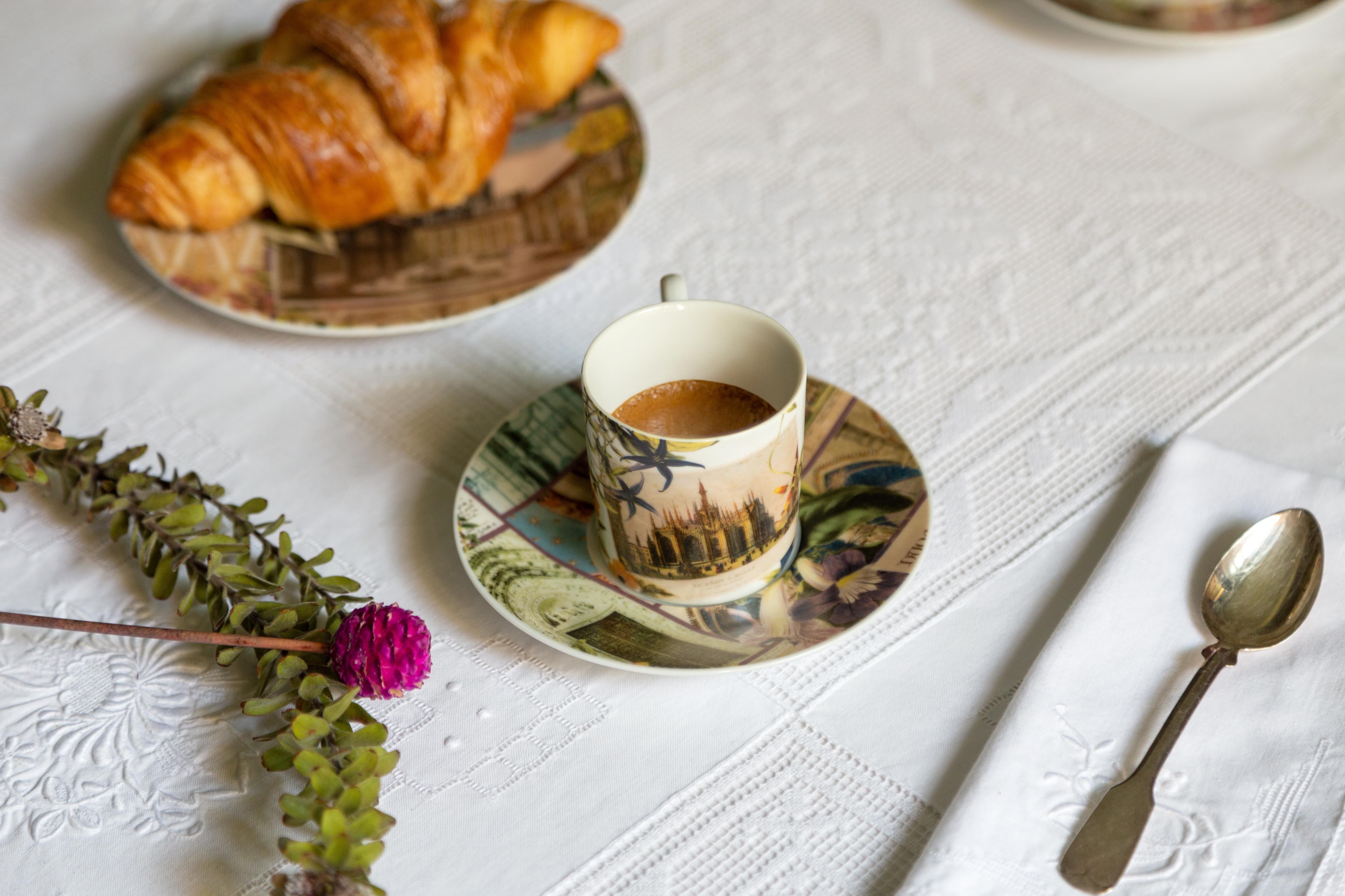 Six tasses à café décorées contemporaines avec assiettes La Storia Infinita en vente 2