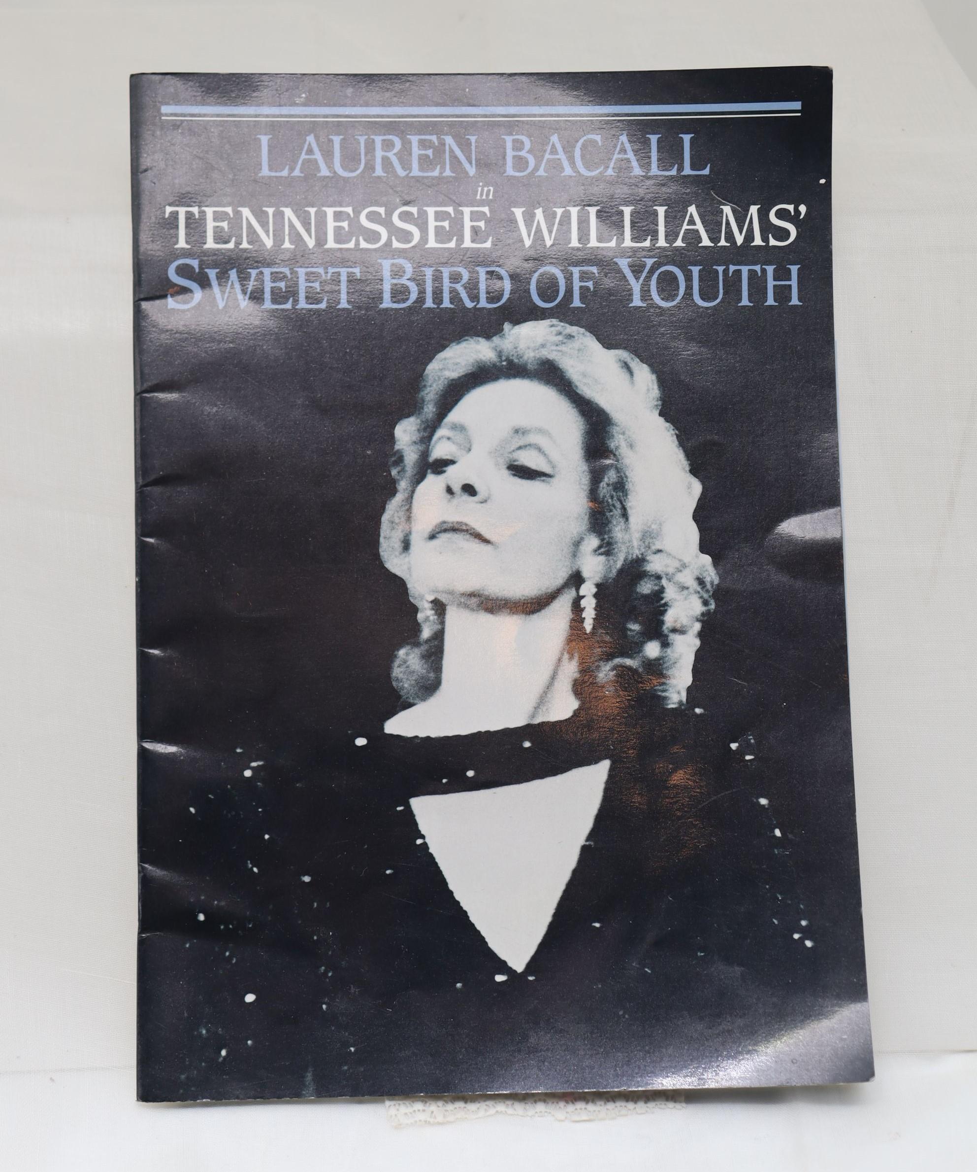 Ce programme a été dédicacé par Lauren Bacall (1924-2014) en Australie en 1986 alors qu'elle jouait le rôle de la princesse Kosmonopolis dans la pièce de Tennessee Williams 