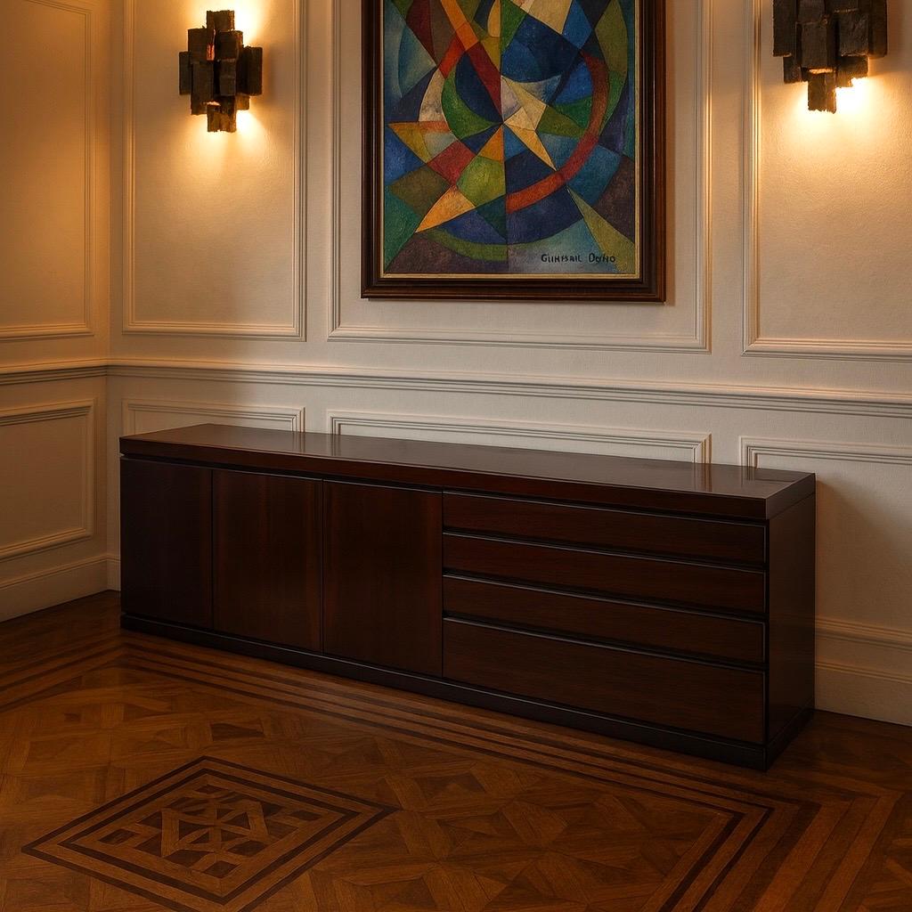 Rare and important sideboard in solid and veneered African rosewood, part of the “Programma S11” series — one of the most emblematic creations by Angelo Mangiarotti for La Sorgente del Mobile in Arosio, produced in the early 1960s.
The “Programma