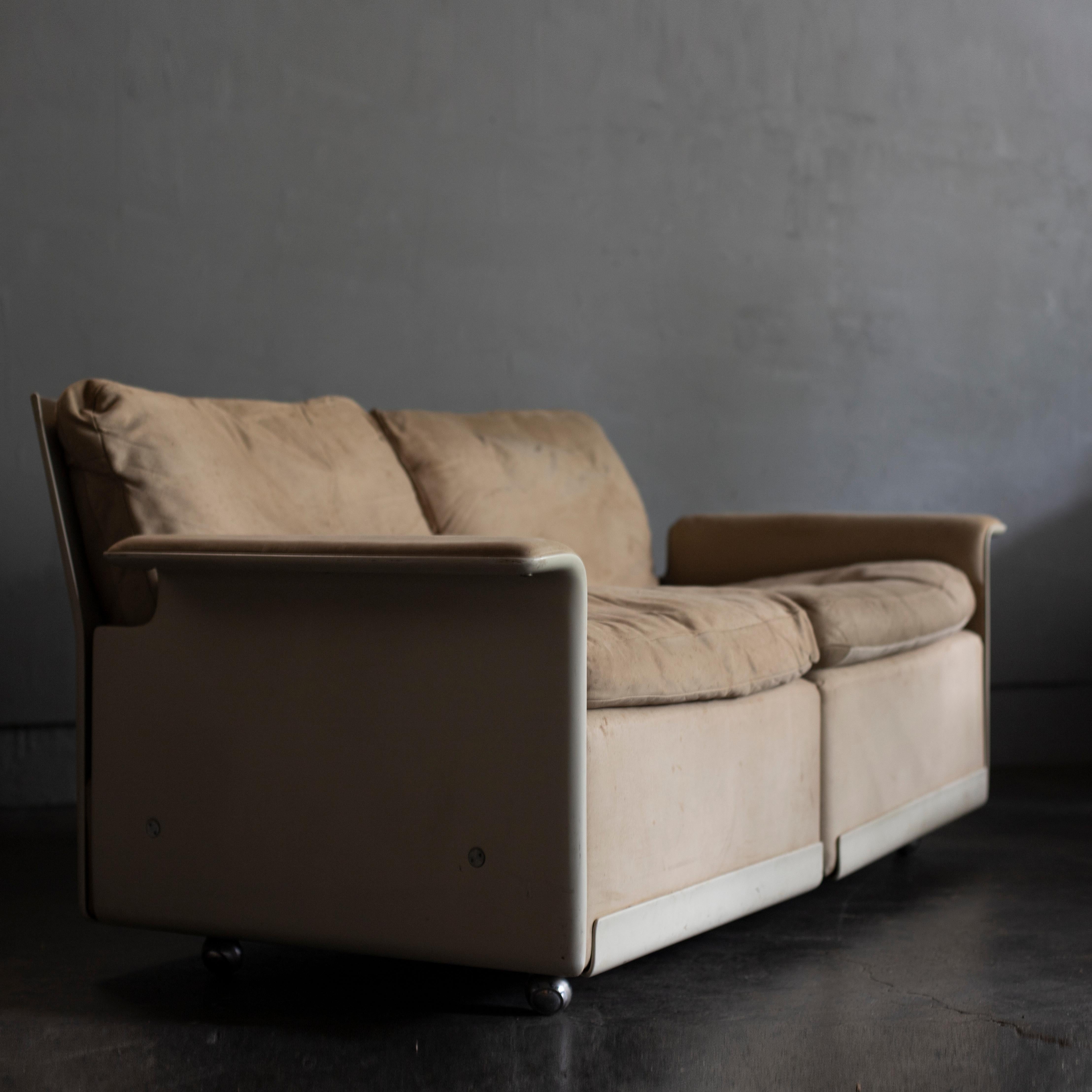 Designed by Dieter Rams for Vitsoe and Zapf in 1962.
A fiberglass frame and cushions covered with very soft leather.
Six casters on the bottom.
Maintained and restored.
 