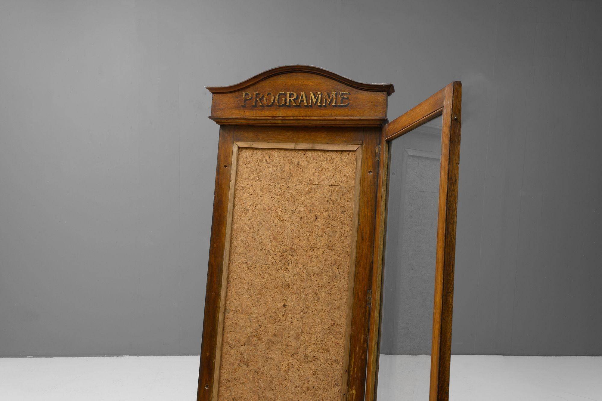 Espositore per programmi con cornice in Oak e vetro. Nuova gamba posteriore su cerniera. Circa 1900
H. H. 180cm x L. 69cm x P. 10cm