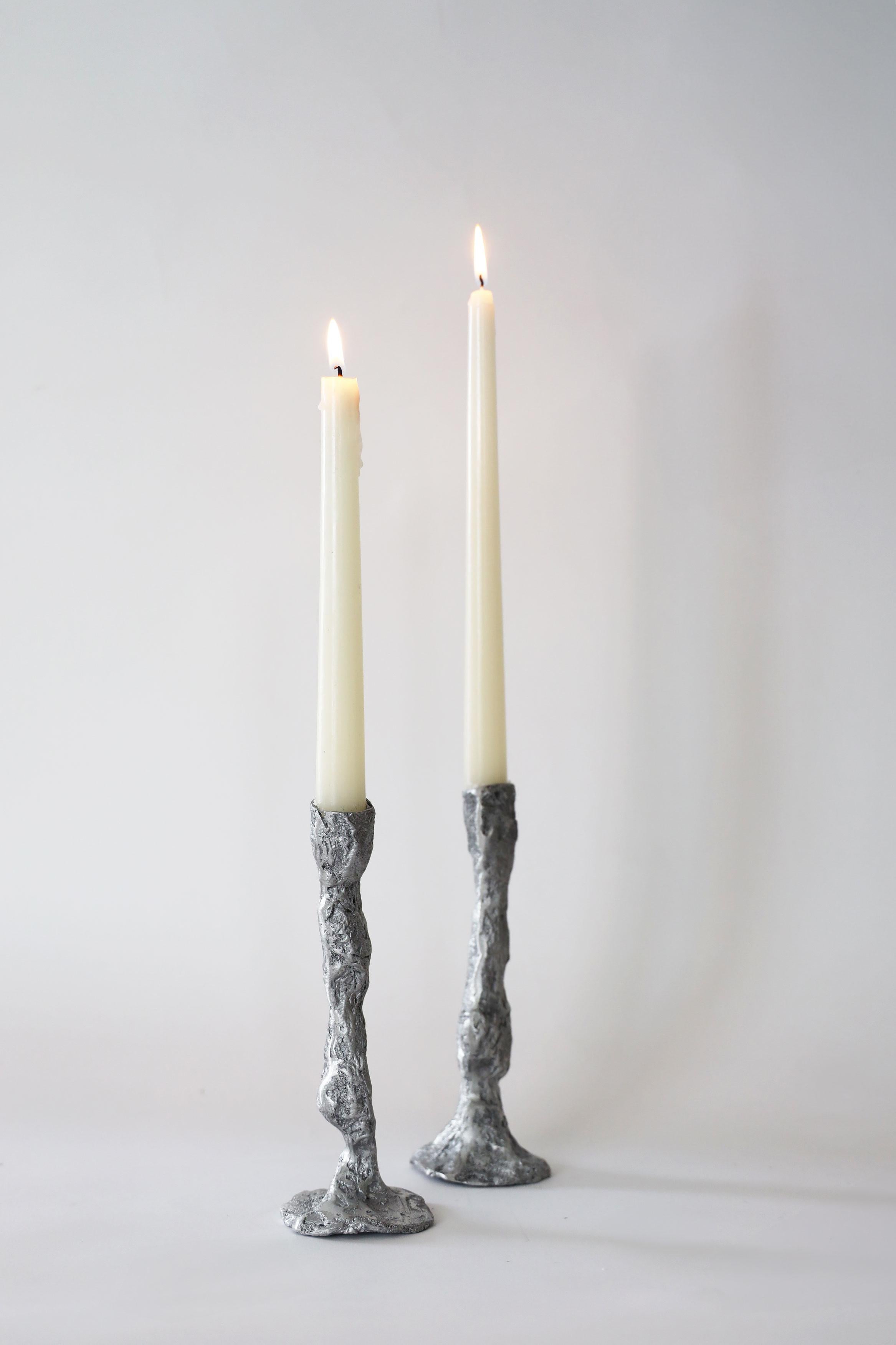 Esculpimos cada candelabro con papel de aluminio antes de fundirlo en aluminio en nuestra fundición local. Es un 
