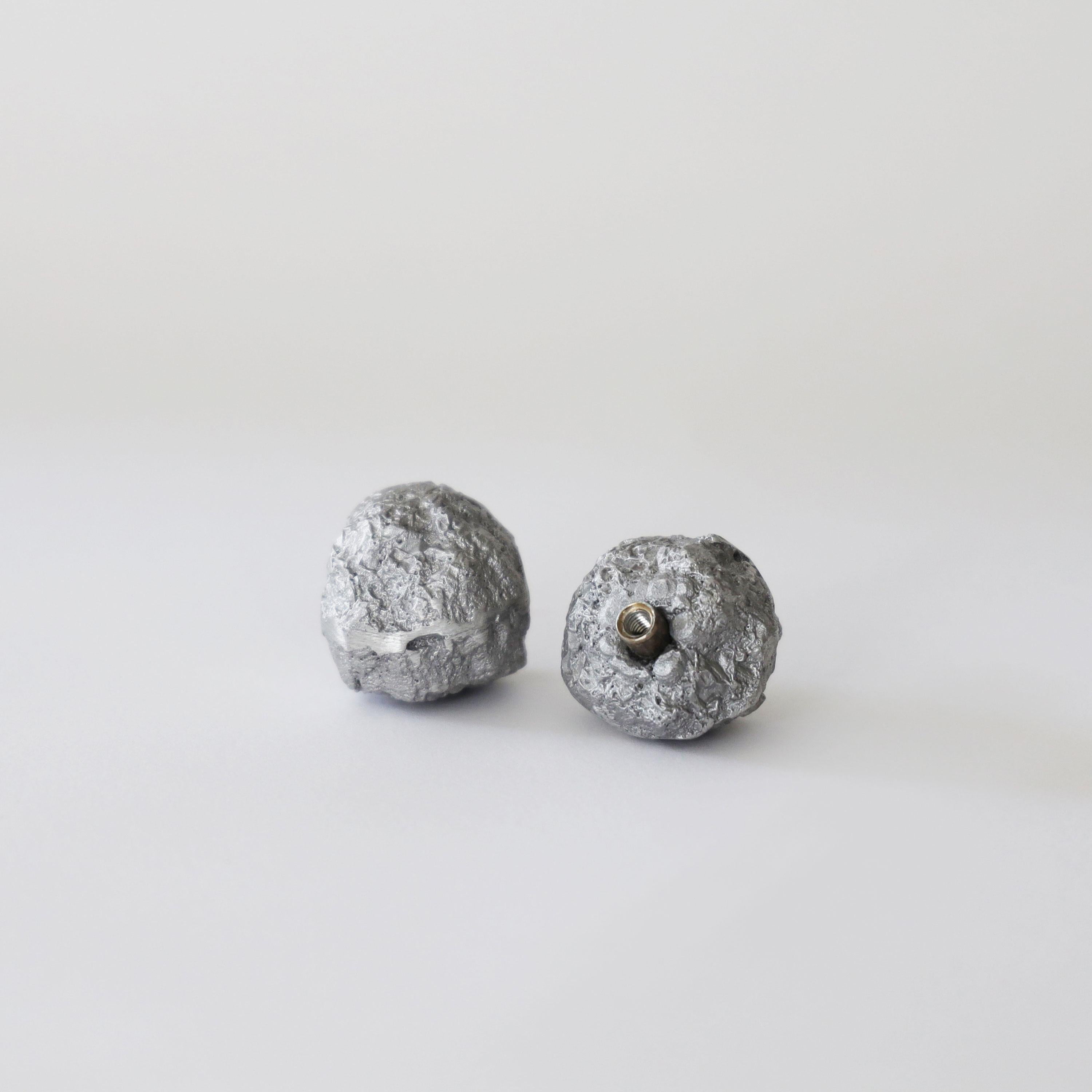 Nous sculptons chaque bouton avec du papier d'aluminium avant de le couler au sable en aluminium dans notre fonderie locale. Il s'agit d'un 