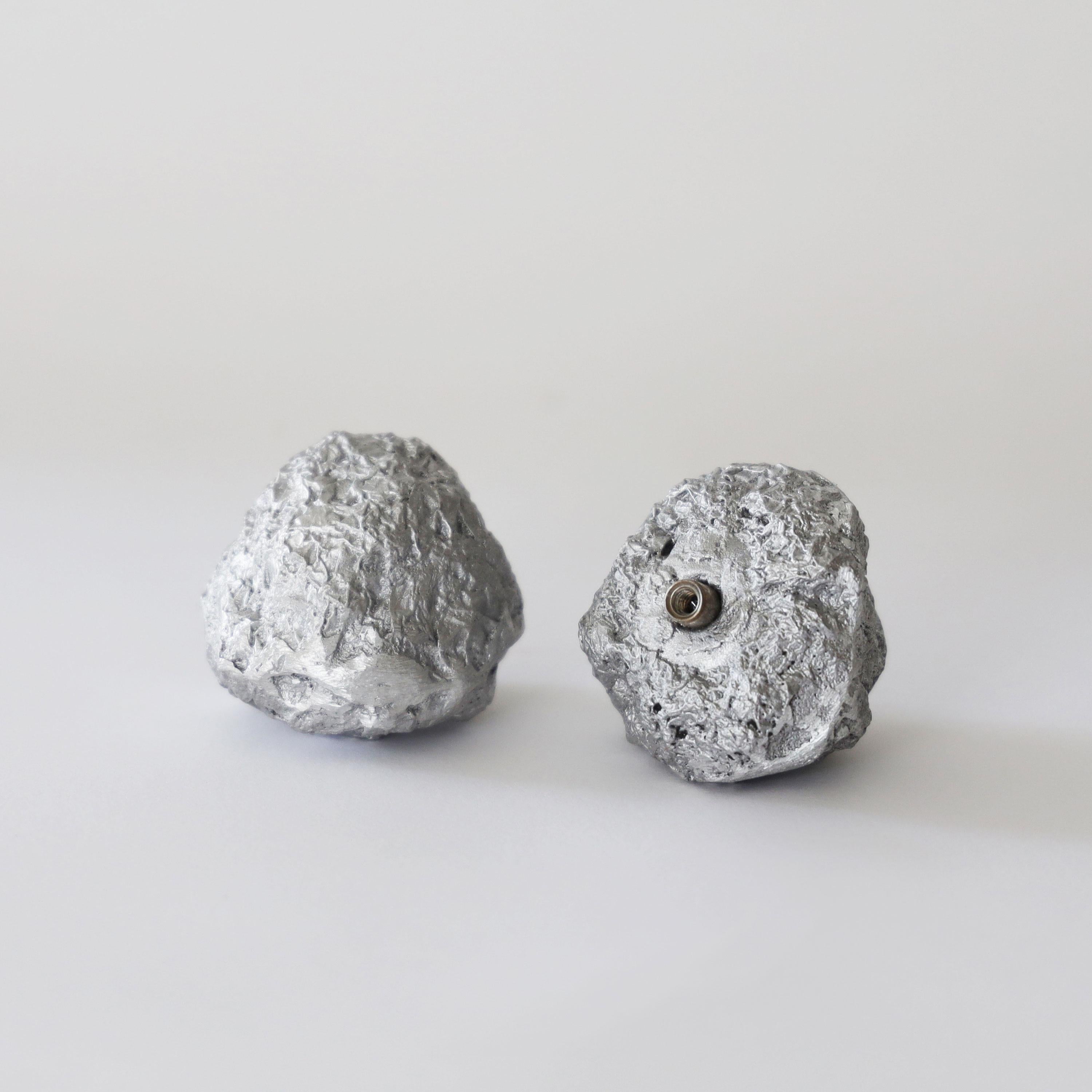 Nous sculptons chaque bouton avec du papier d'aluminium avant de le couler au sable en aluminium dans notre fonderie locale. Il s'agit d'un 