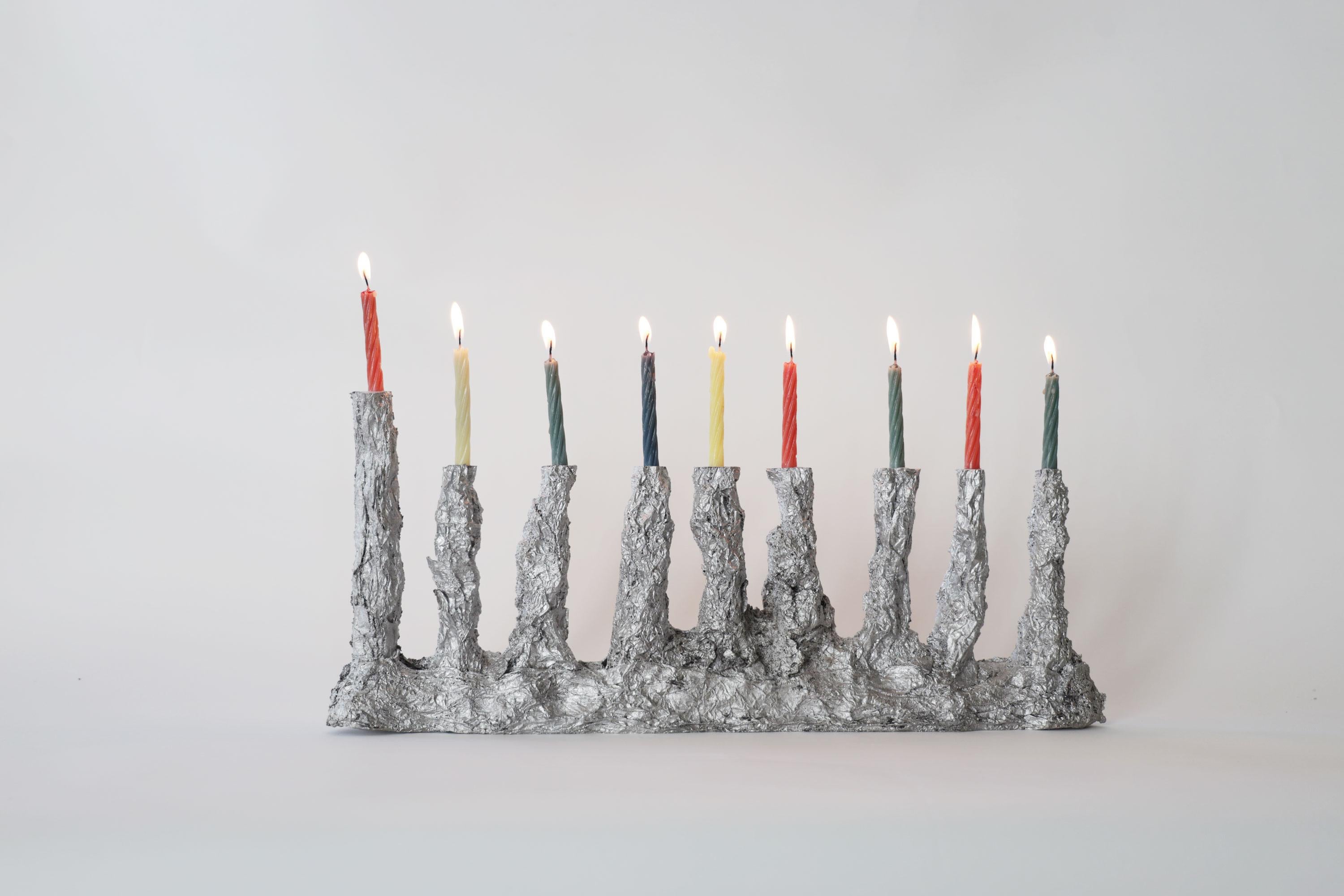 Scolpiamo ogni Menorah con un foglio di alluminio prima di fonderlo in alluminio presso la nostra fonderia locale. È un 