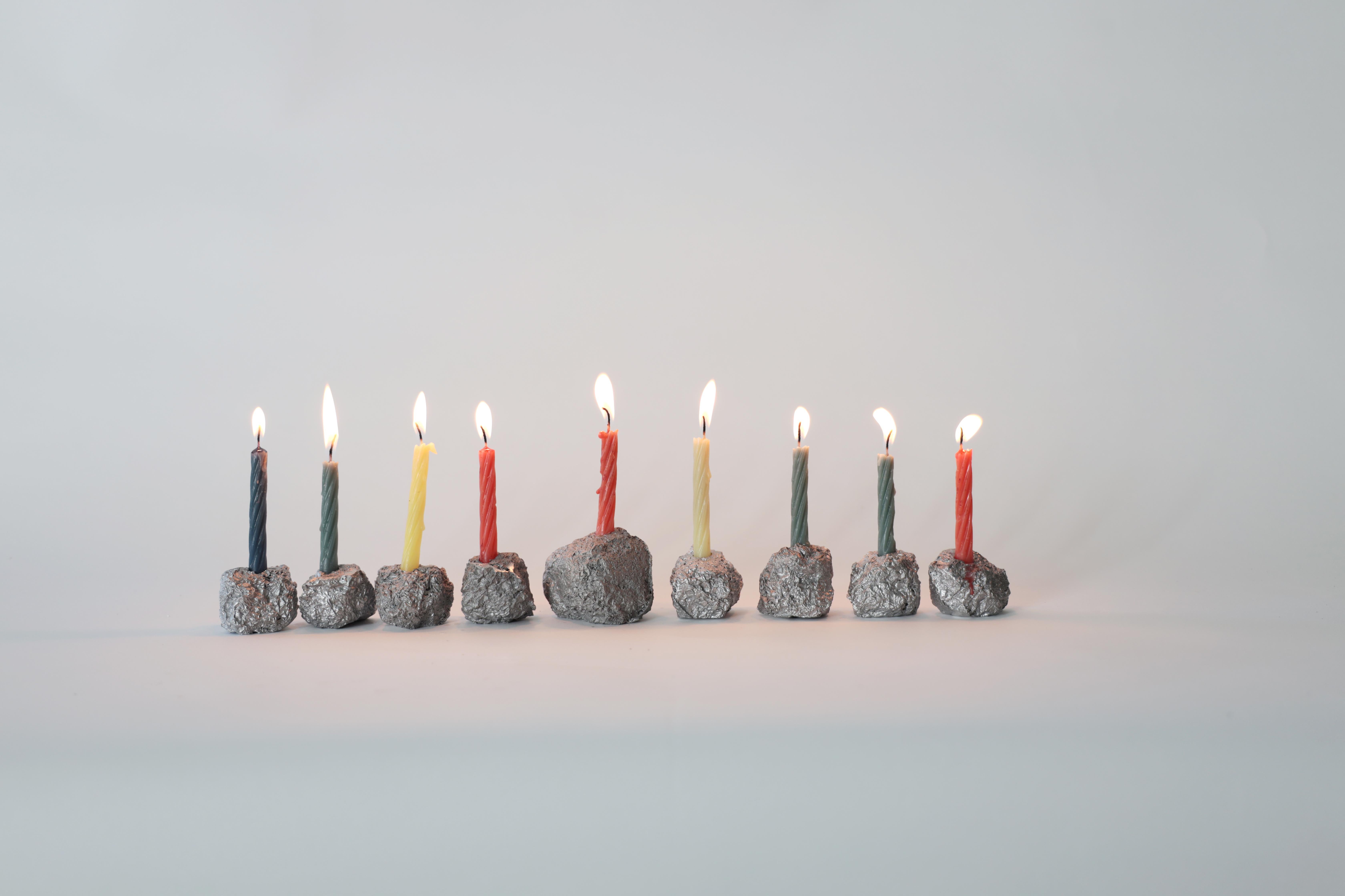 Scolpiamo ogni Menorah con un foglio di alluminio prima di fonderlo in alluminio presso la nostra fonderia locale. È un 
