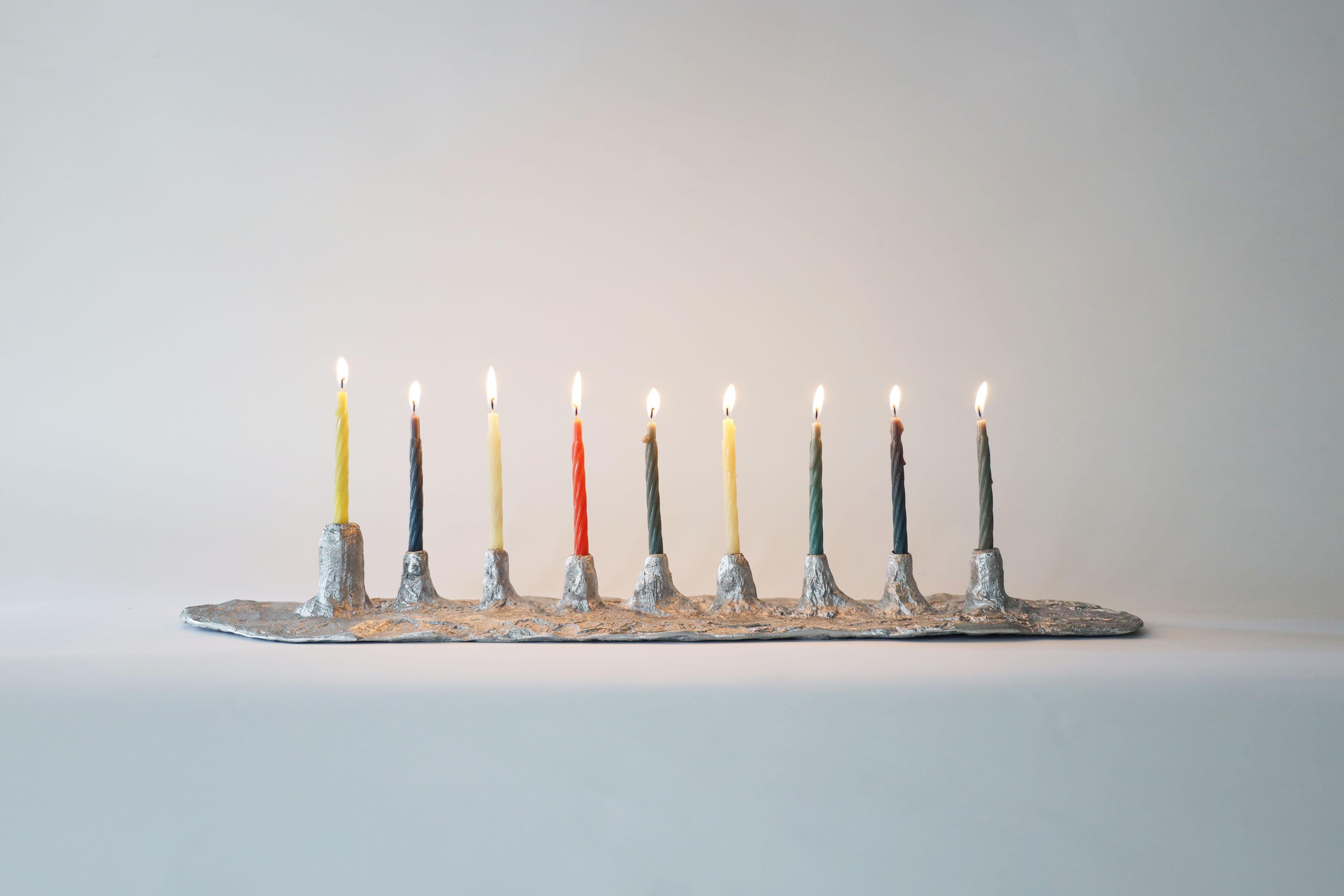 Scolpiamo ogni Menorah con un foglio di alluminio prima di fonderlo in alluminio presso la nostra fonderia locale. È un 