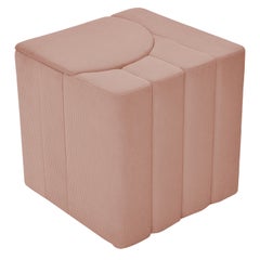 Taburete rosa "Prólogo" de Marta Delgado, terciopelo acordonado