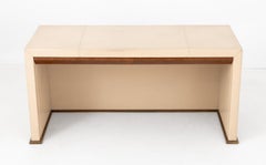 Scrivania rivestita in pelle color crema di Promemoria