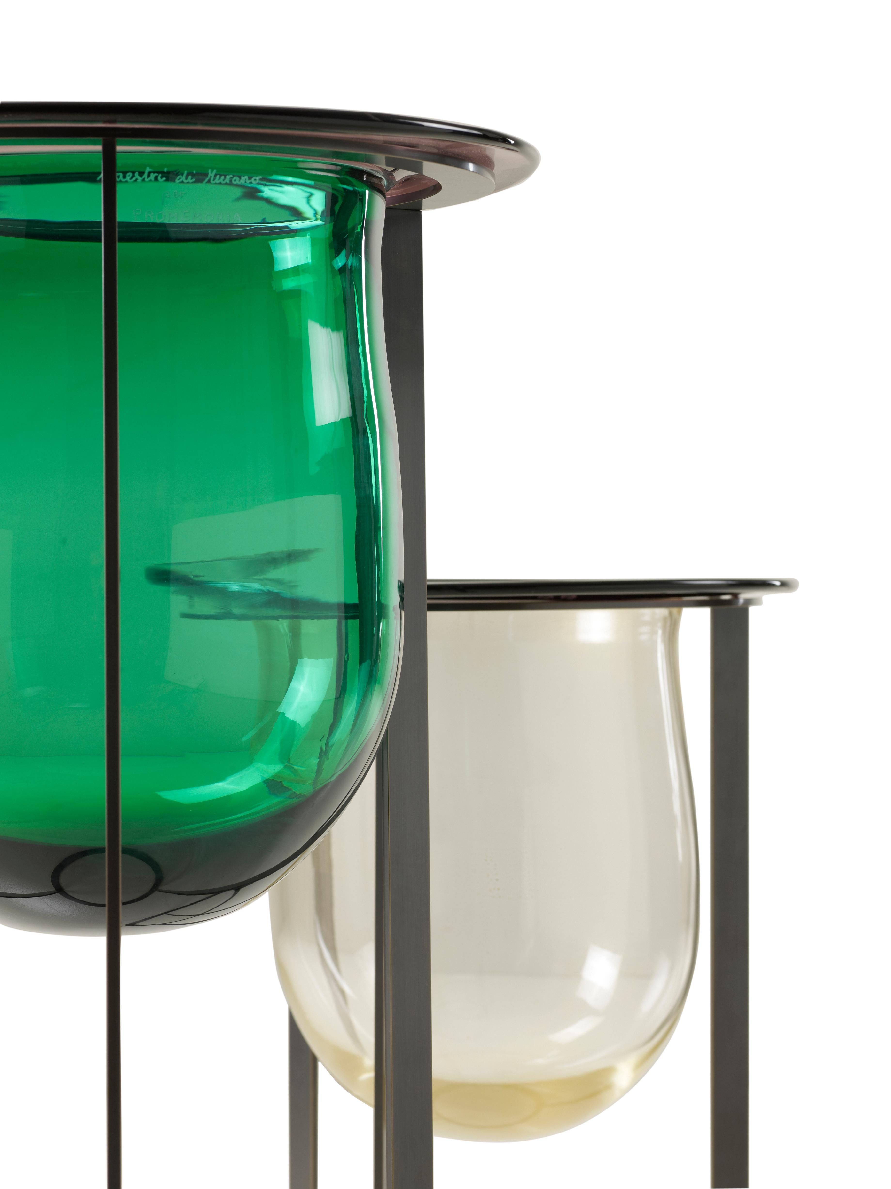 Vaso Canaletto is a Murano glass vase with a bronze and Murano glass structure. It is available in fumè, amethyst and silver, gold and green.
  