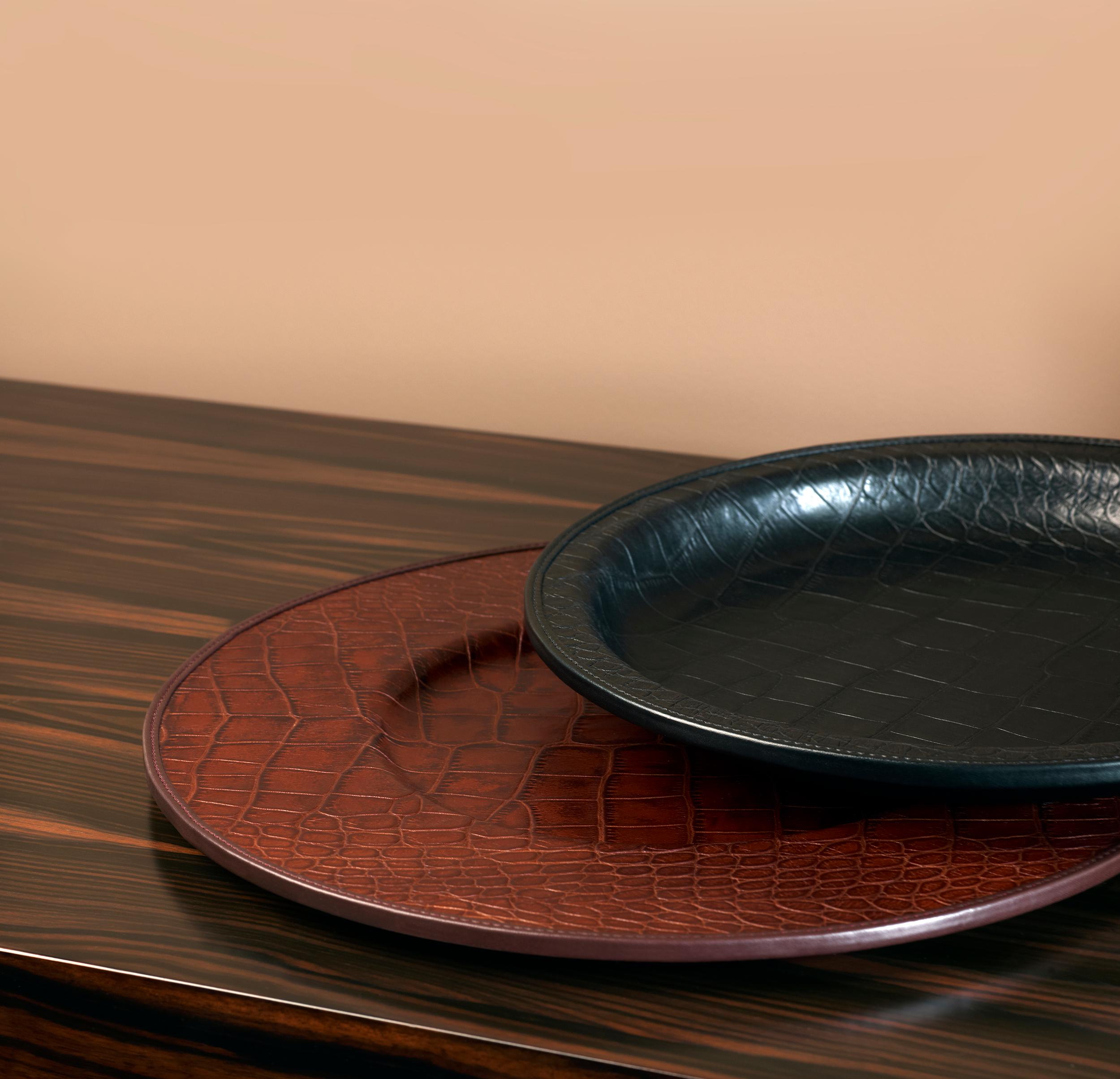 Promemoria furnishing accessories are much more than just objects for the home, they are small accents of style that complete the vision that Romeo Sozzi has of everyday life. Mercurio is a table plate which matches a set that is composed of a dish,