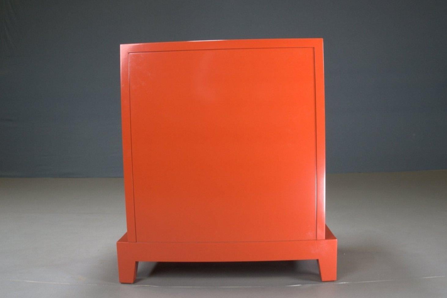 Erleben Sie Luxus mit dem Amarcord Cabinet von Promemoria. Sein geräumiger Innenraum bietet reichlich Stauraum, während das Äußere die feinen Holzarbeiten und die hochwertige Verarbeitung von Orange zur Geltung bringt.

Dieser Schrank zeichnet sich