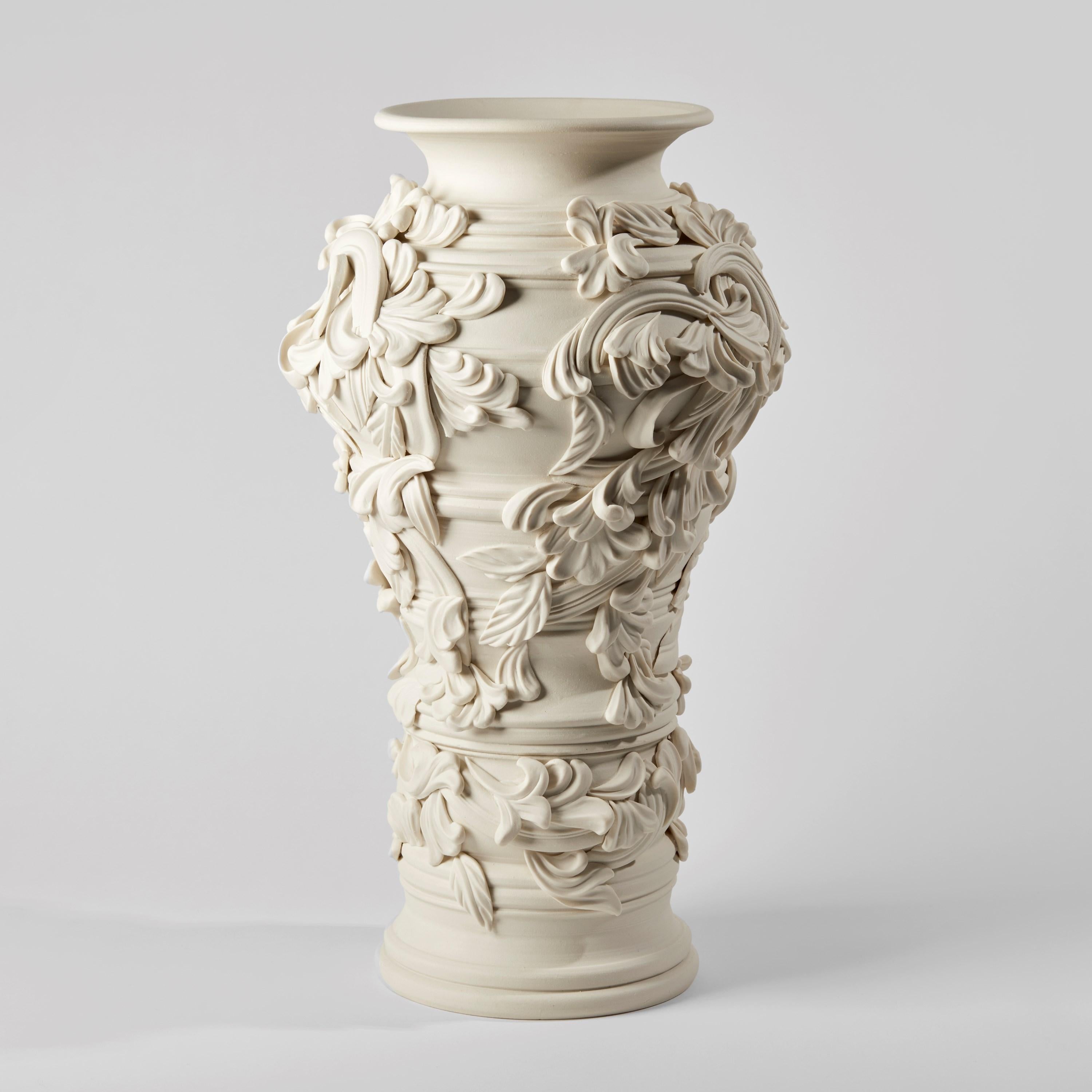  Promenade V, eine einzigartige skulpturale große Keramikvase aus Porzellan von Jo Taylor (Organische Moderne) im Angebot