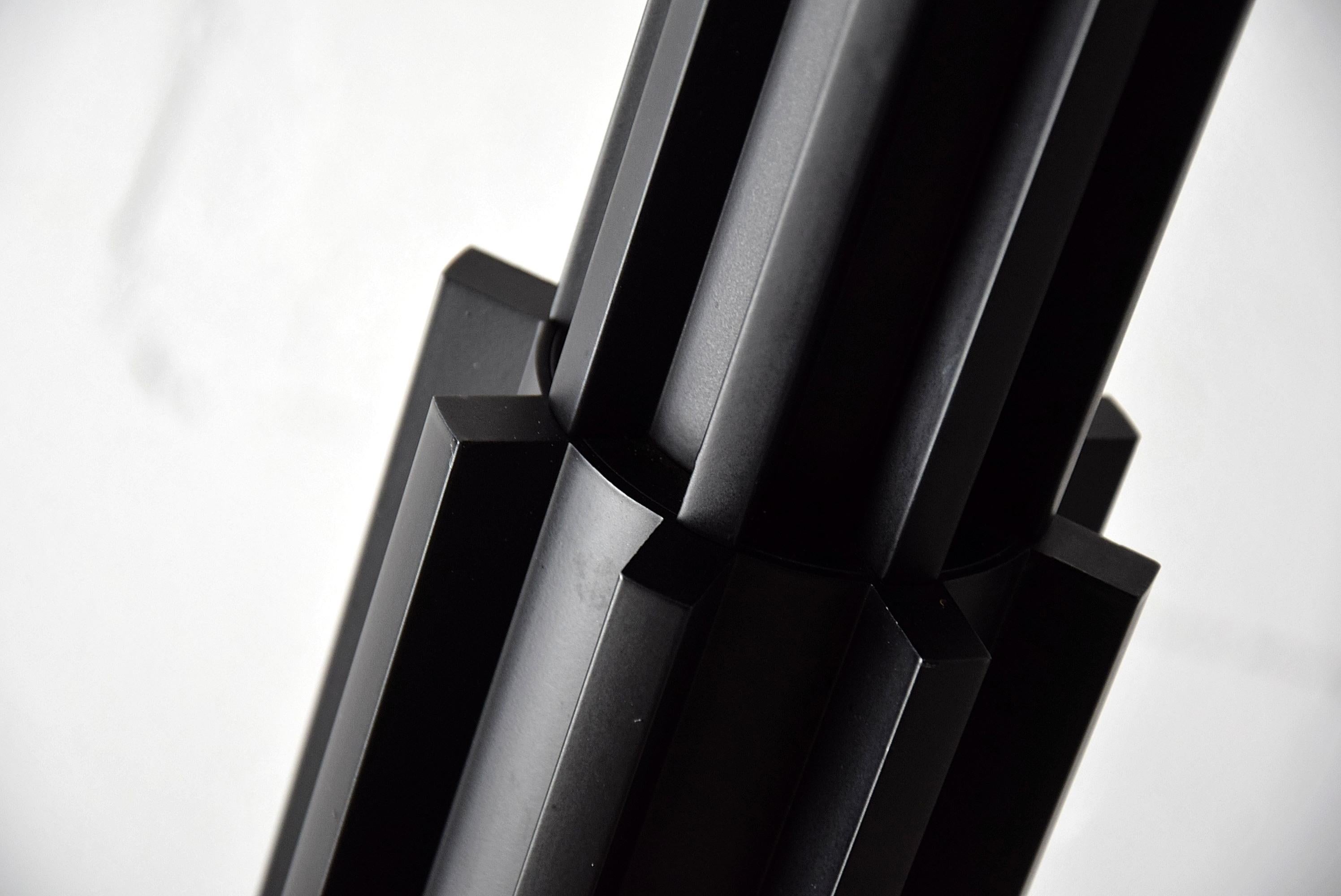 Lampadaire Prometeo noir Aldo Rossi pour Alessi. Ce magnifique lampadaire post-moderne en aluminium émaillé noir avec verre opale a été produit en 1988. La lampe est en excellent état vintage. 
Bibliographie : 1000 feux - de 1960 à nos jours