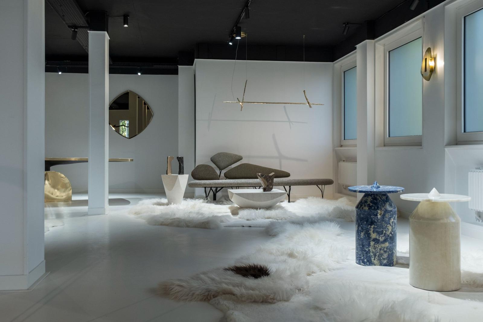 Ciondolo lineare in ottone contemporaneo dal design scultoreo Branch di Morghen Studio in vendita 4