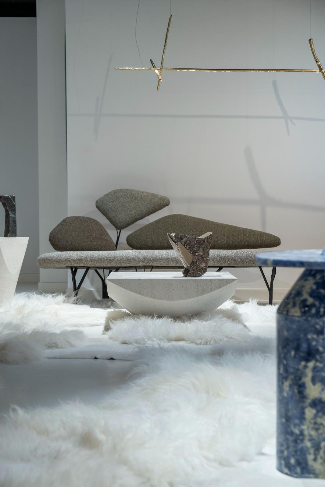Ciondolo lineare in ottone contemporaneo dal design scultoreo Branch di Morghen Studio in vendita 6