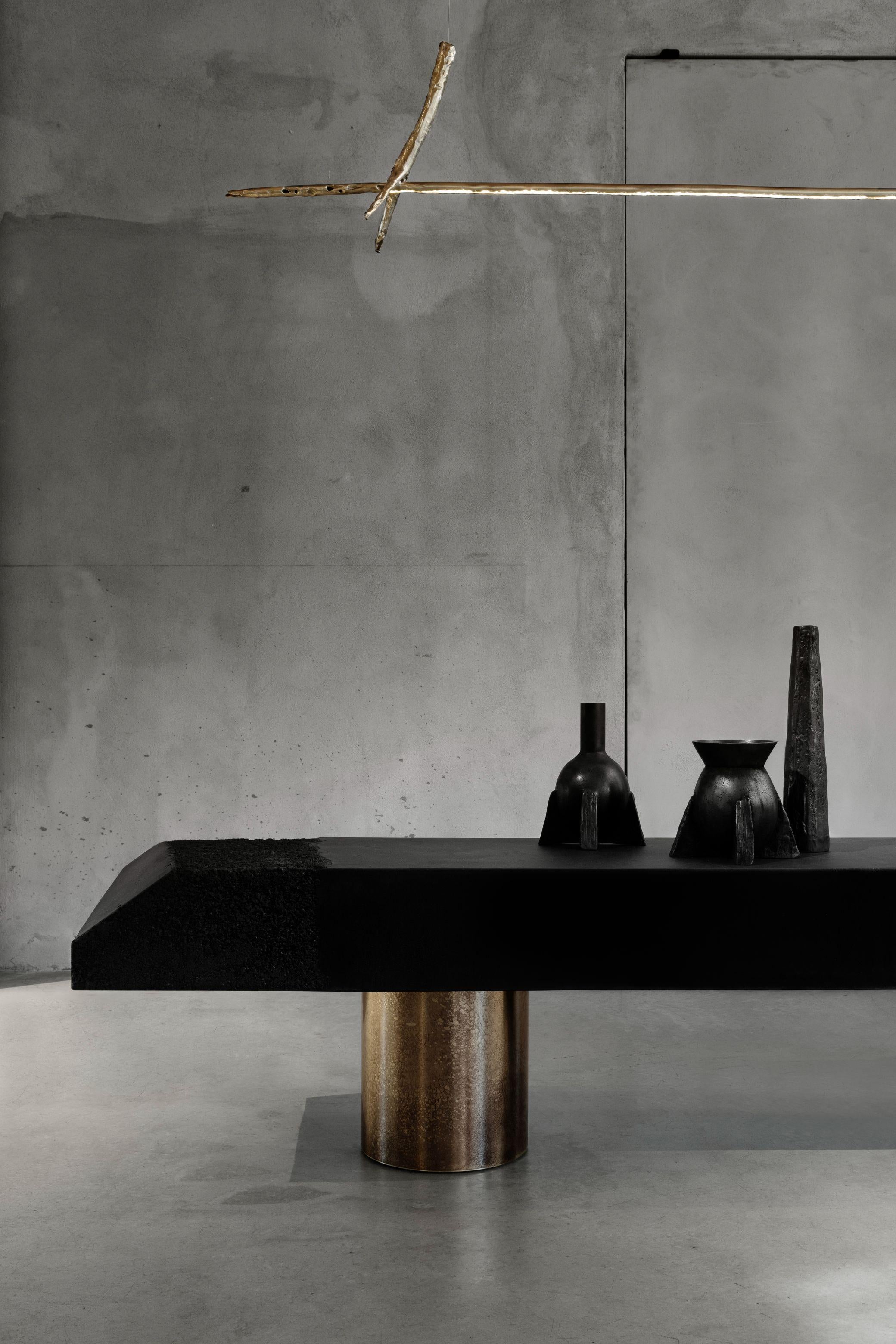 Ciondolo lineare in ottone contemporaneo dal design scultoreo Branch di Morghen Studio In condizioni Nuovo in vendita a Geneve, CH